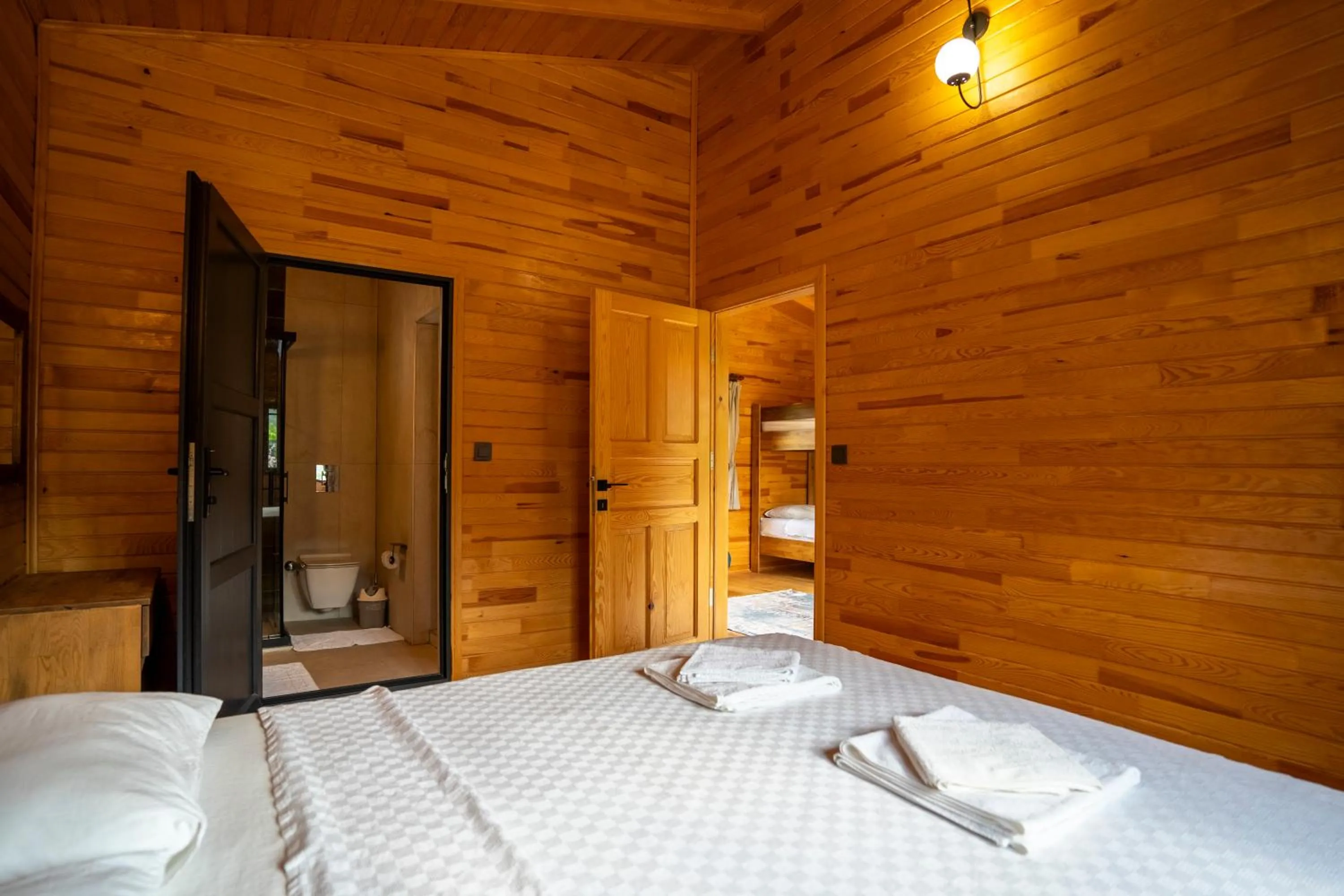 Bed in Lemon Garden Lodge