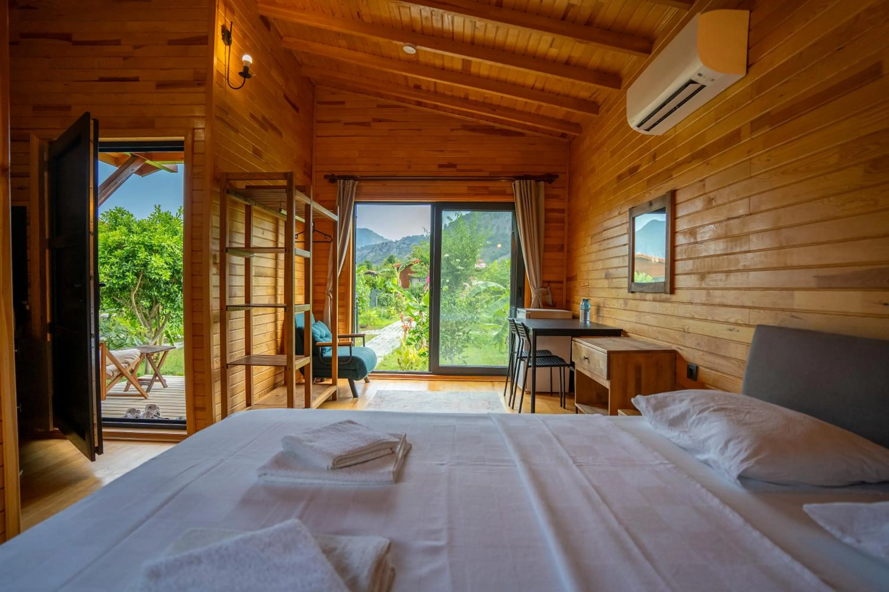 Bed in Lemon Garden Lodge