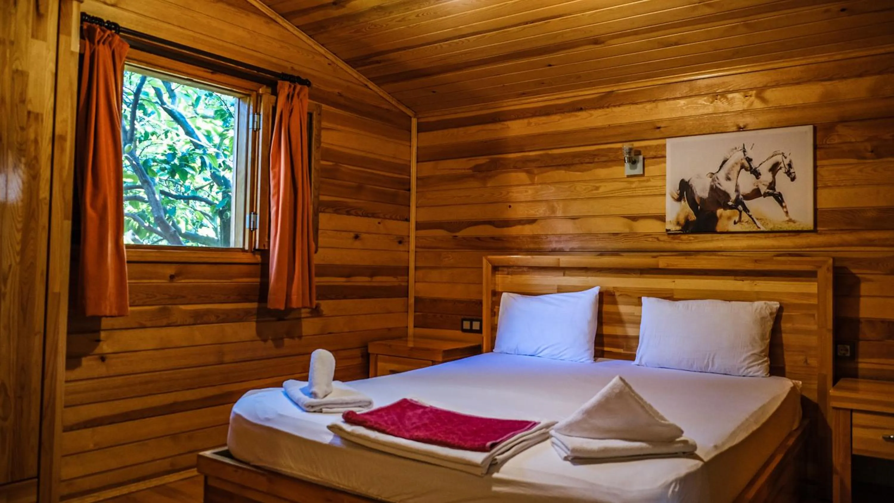 Bed in Lemon Garden Lodge