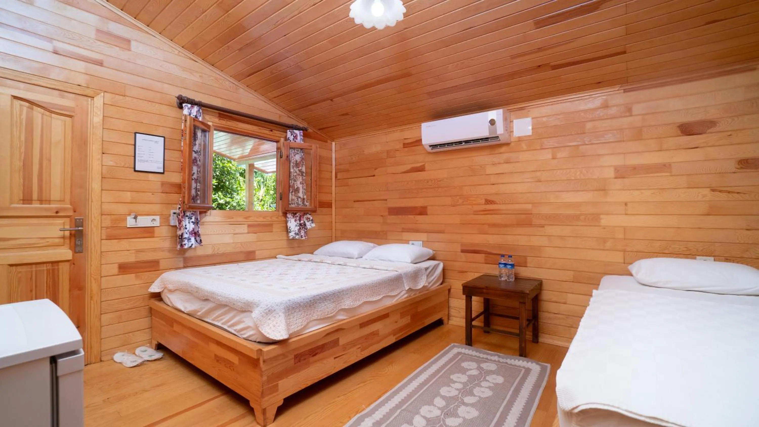 Bed in Lemon Garden Lodge