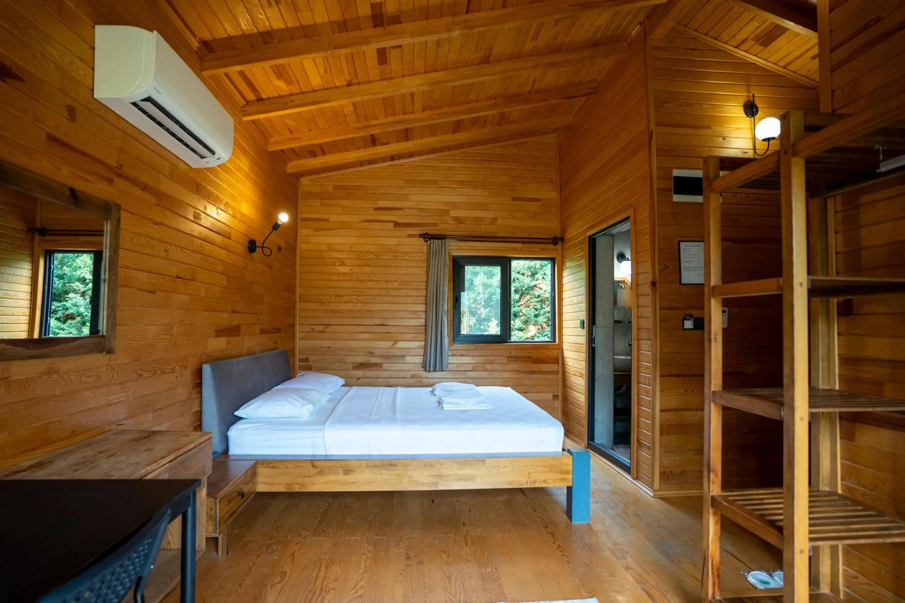 Bed in Lemon Garden Lodge