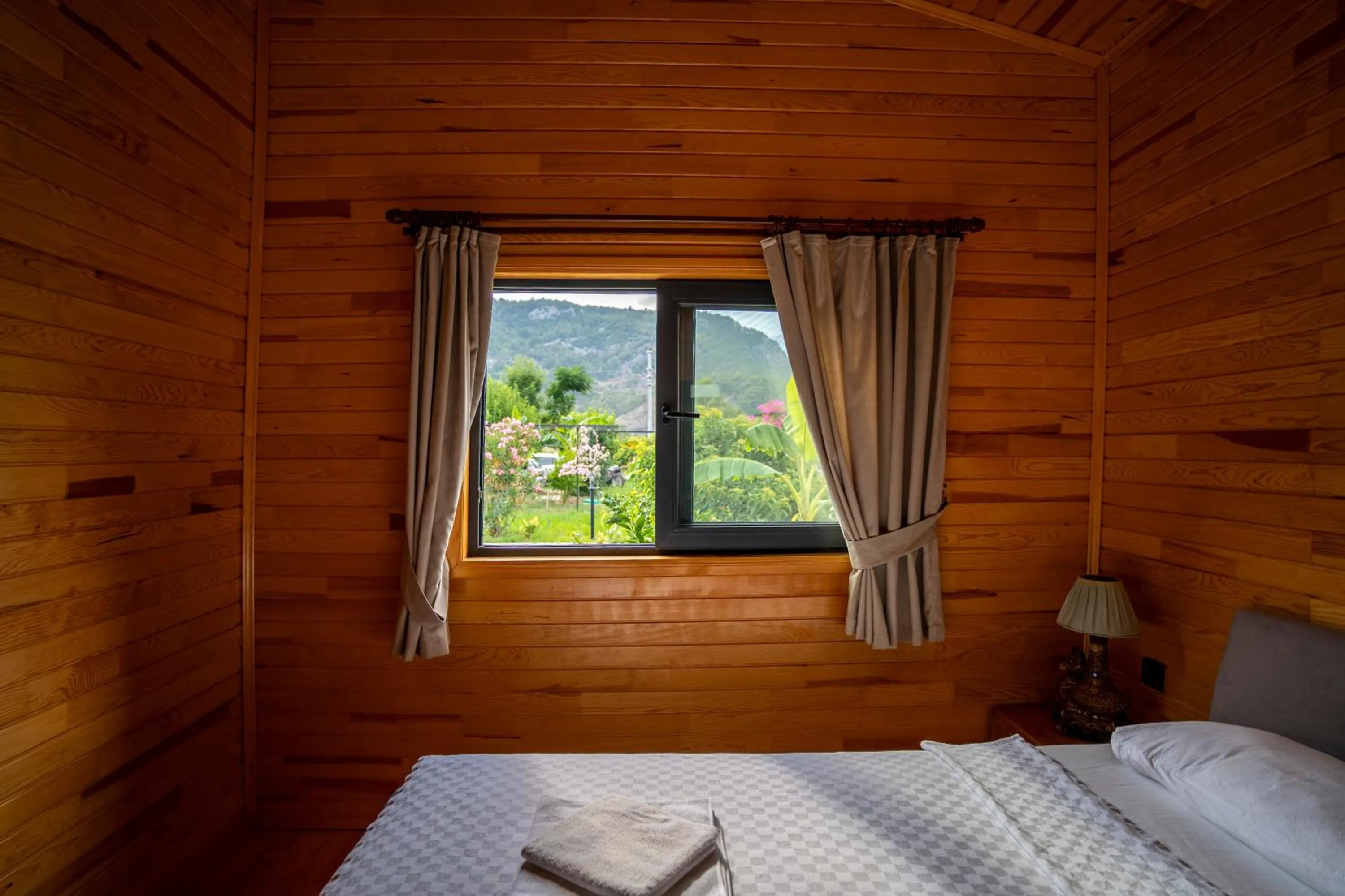 Bed in Lemon Garden Lodge