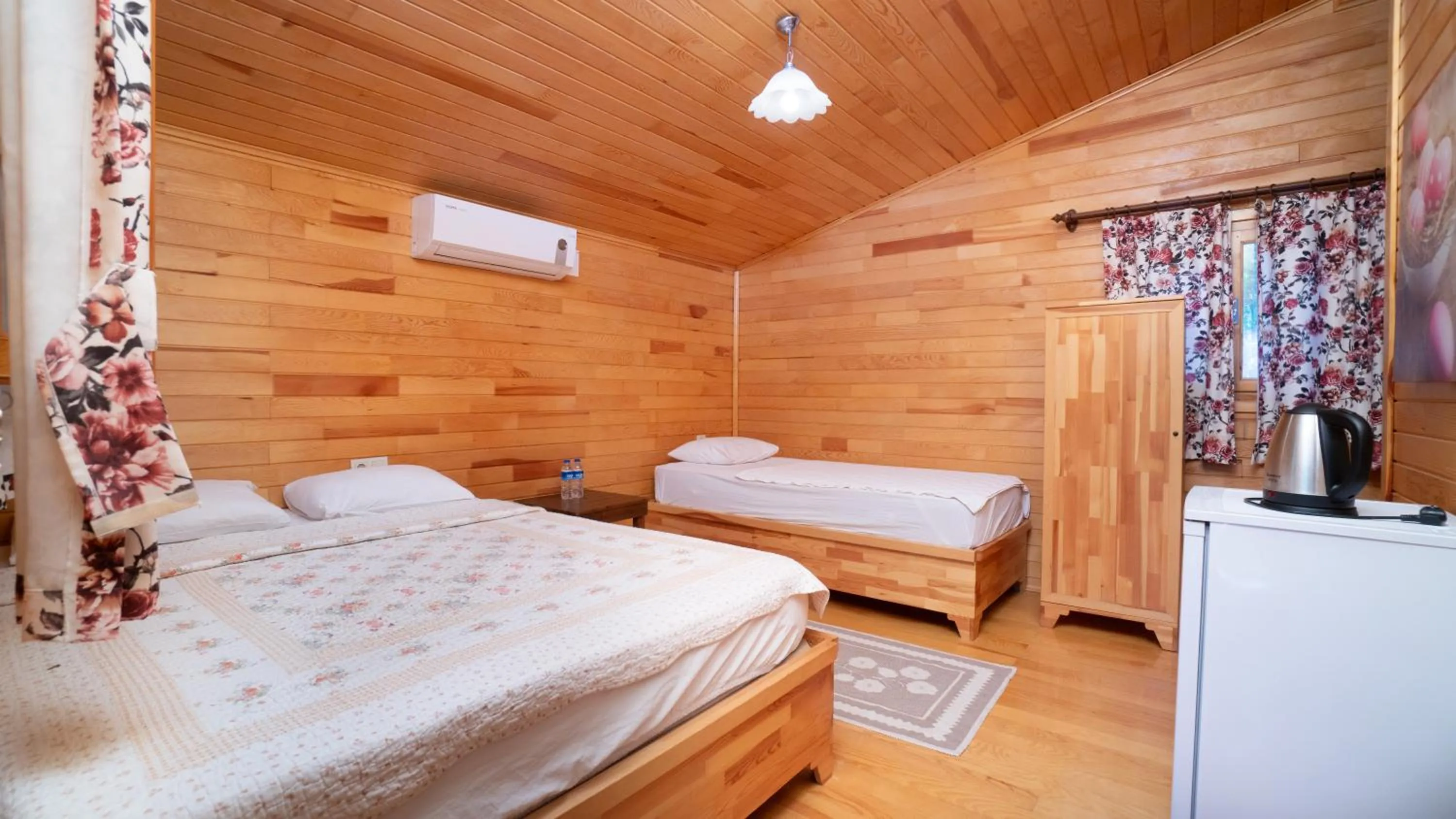 Bed in Lemon Garden Lodge