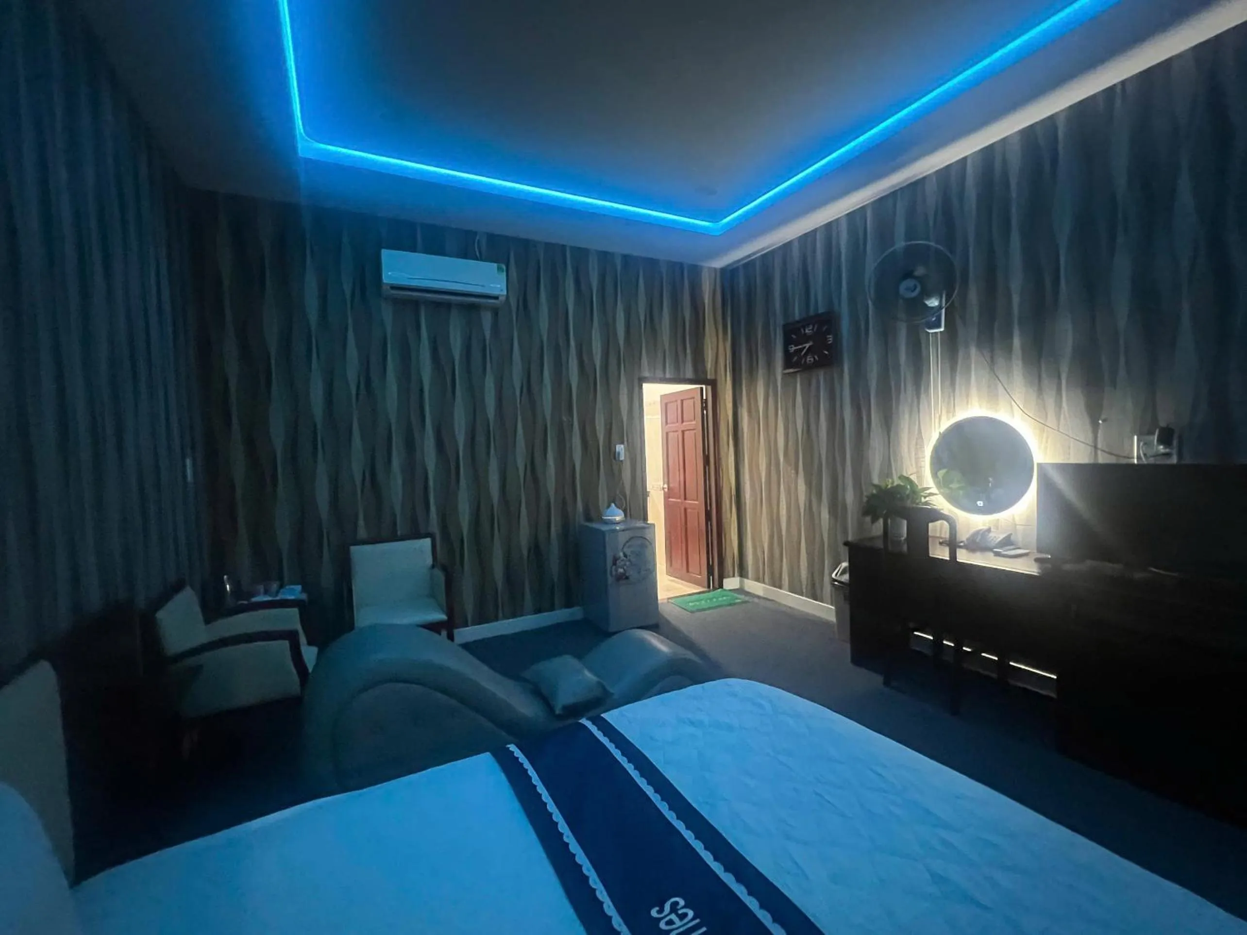 Communal lounge/ TV room in Phi Long 2 Hotel Thu Dau Mot