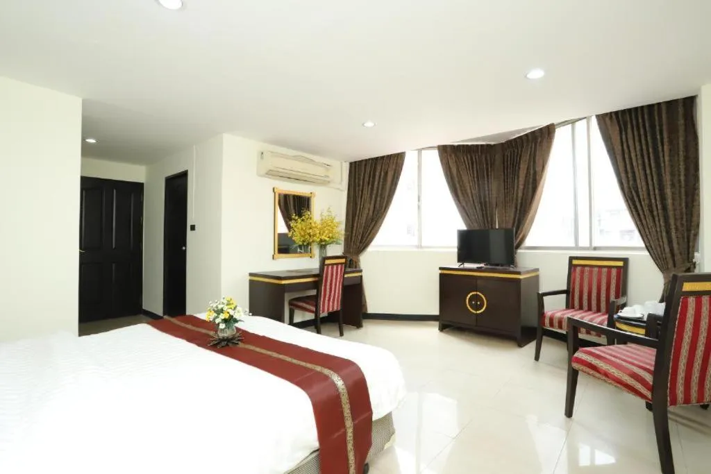 Bed, TV/Entertainment Center in Lucky Palace Hotel