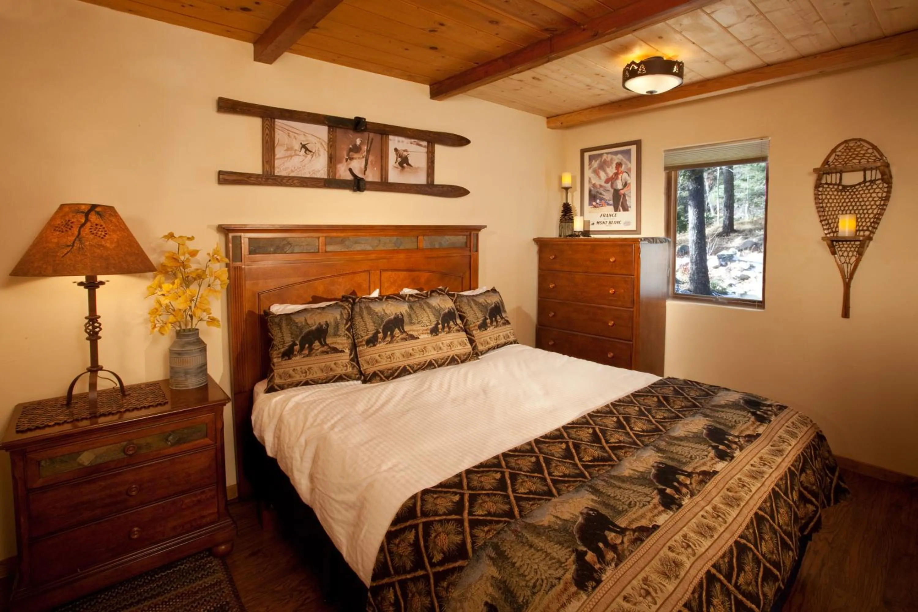 Bedroom, Bed in Cottam's Lodge by Alpine Village Suites