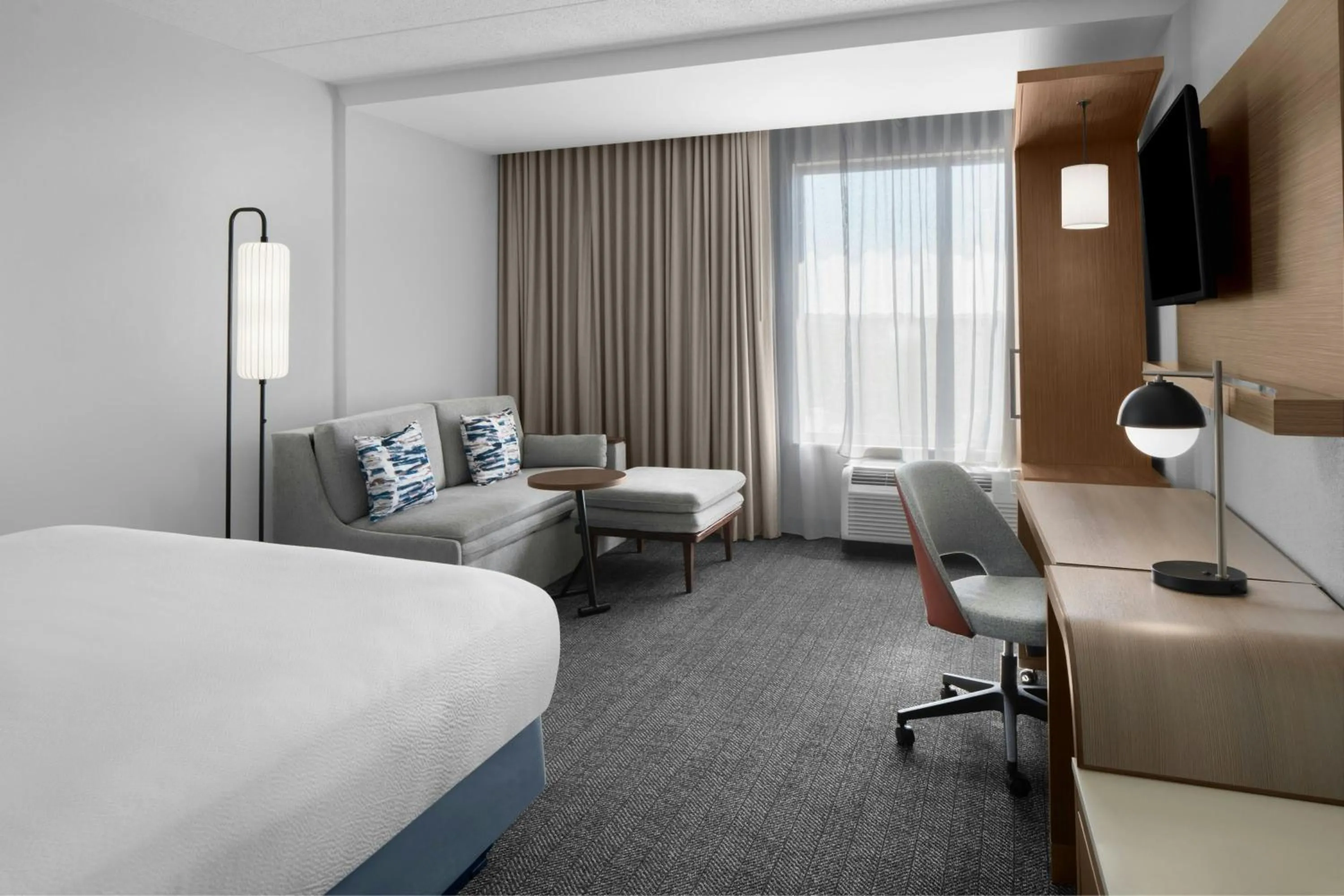 Photo of the whole room, Bed in Courtyard by Marriott Charleston Summerville