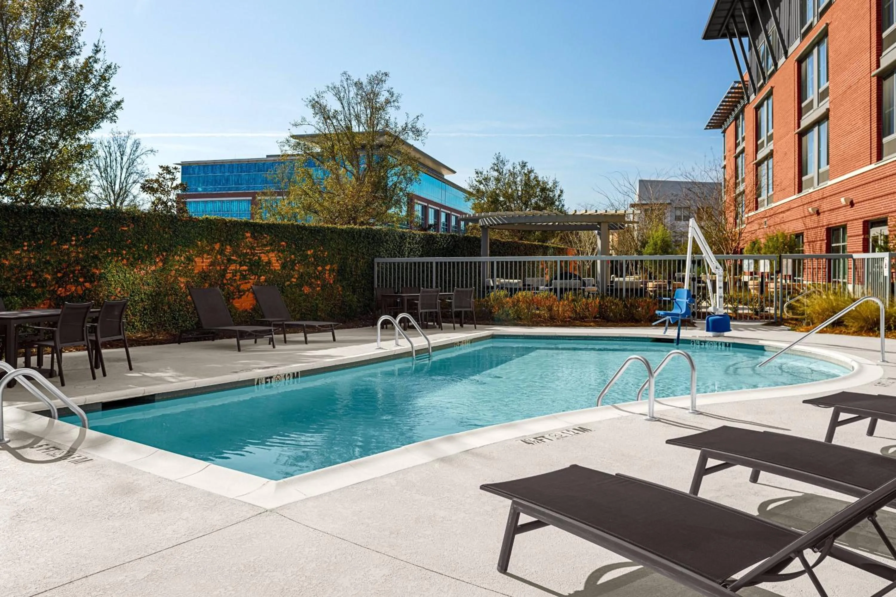 Swimming pool in Courtyard by Marriott Charleston Summerville