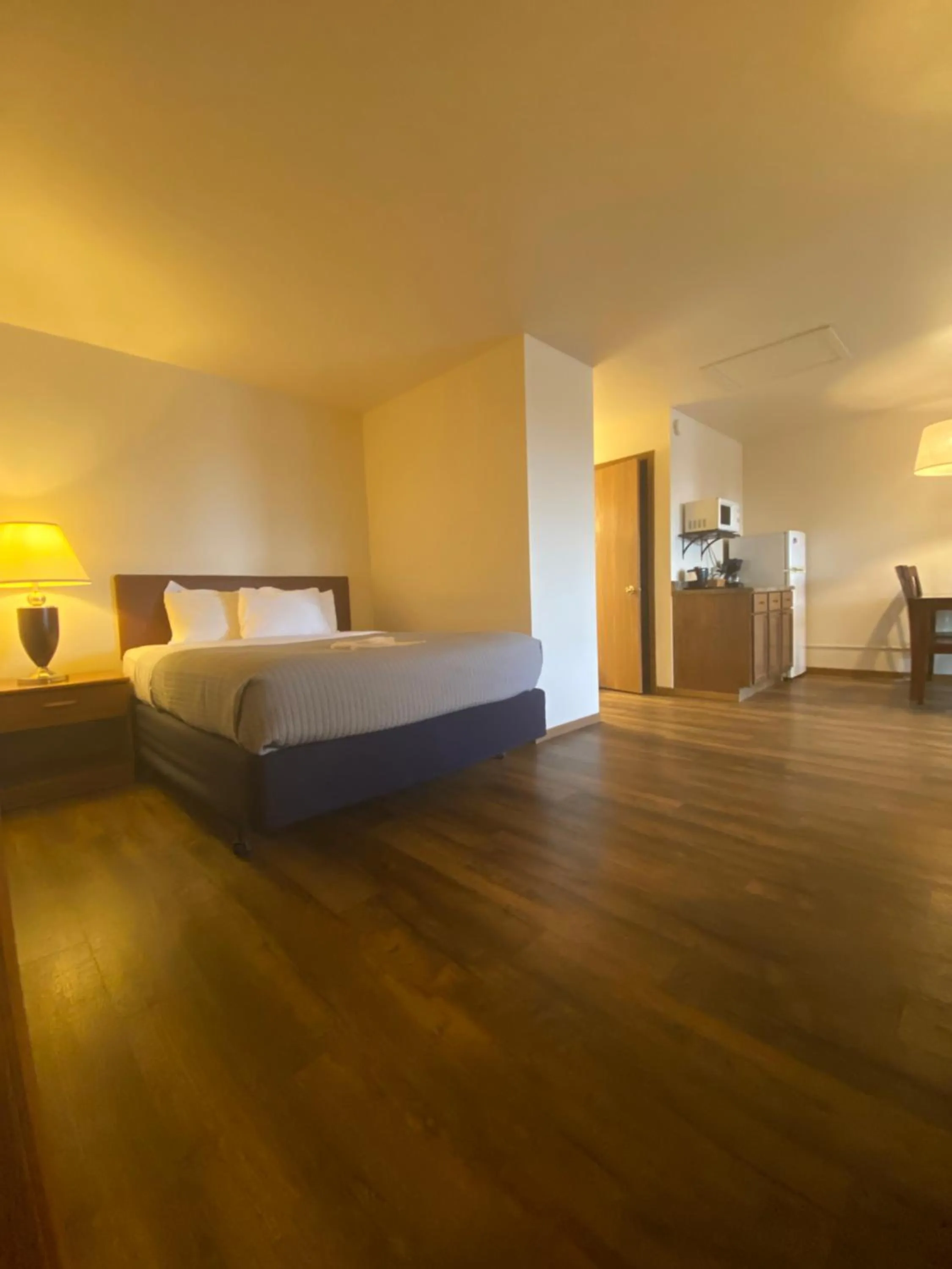 Bedroom, Bed in Village Inn on the Lake