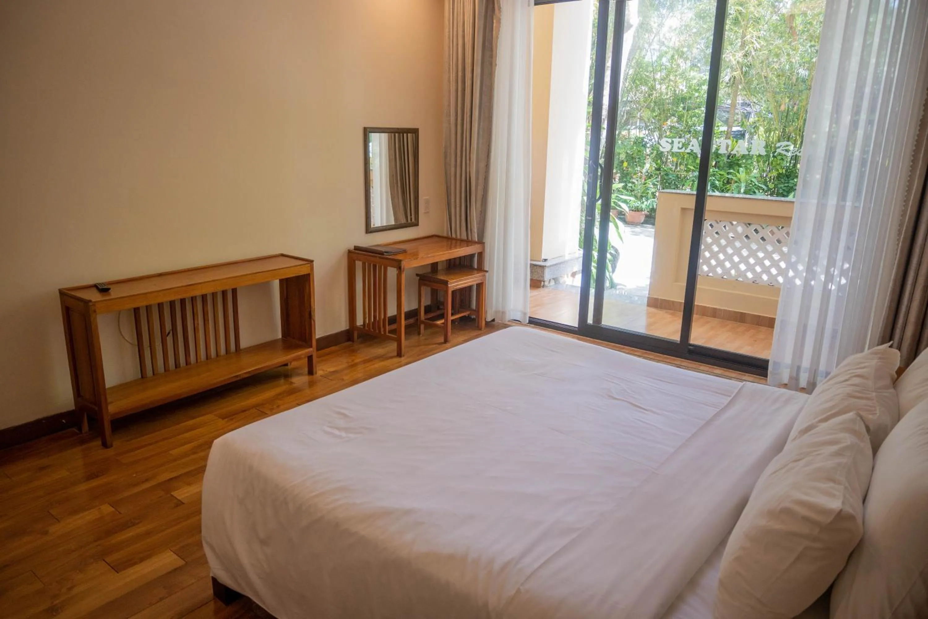 Photo of the whole room, Bed in Sea Star Resort