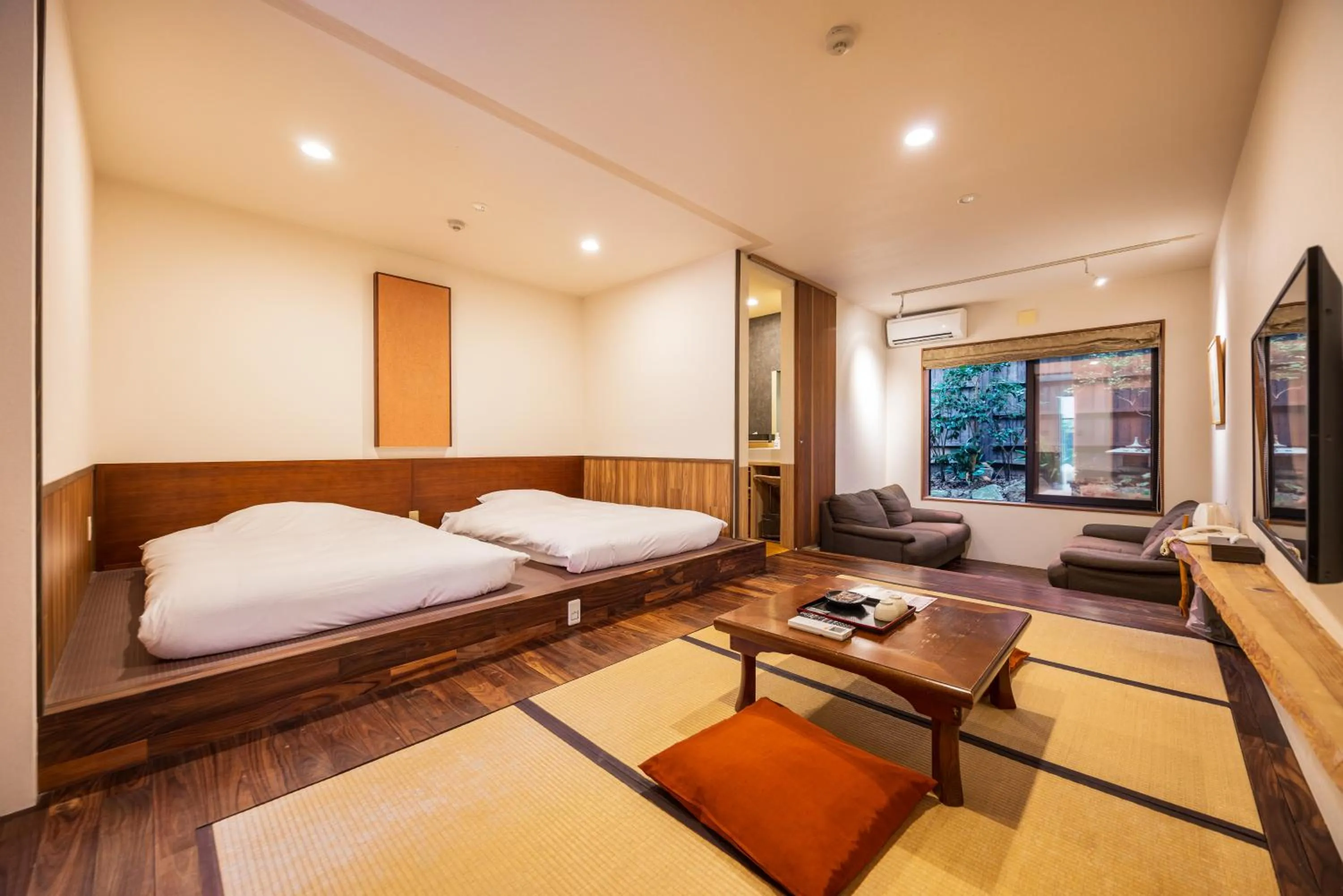 Photo of the whole room, Bed in Sengokuhara Shinanoki Ichinoyu