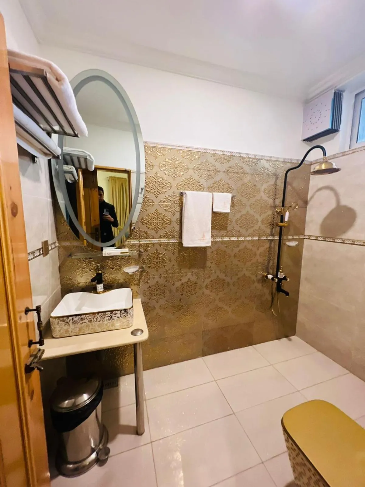 Shower in Burj A Zafar