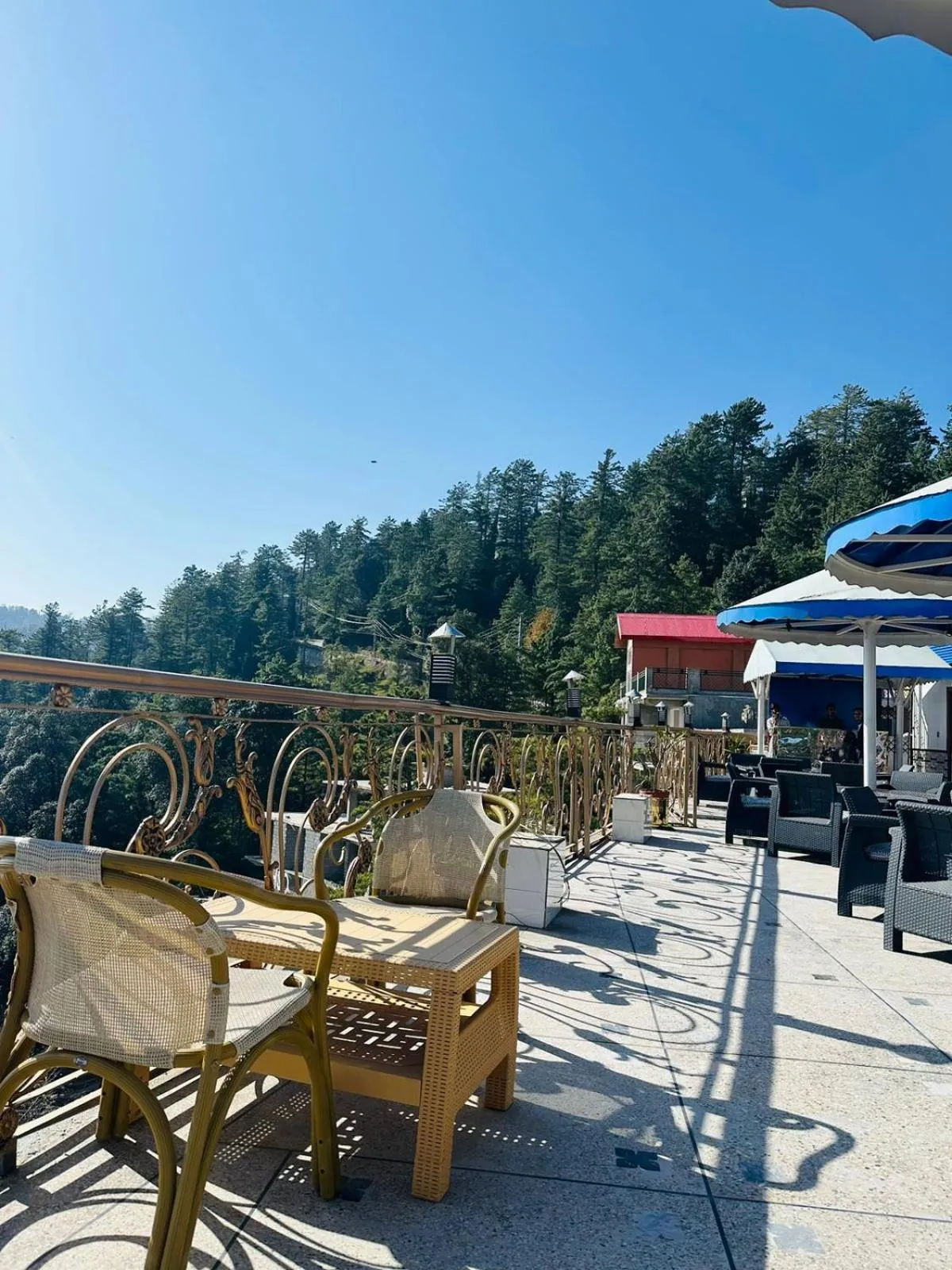 Restaurant/places to eat in Burj A Zafar