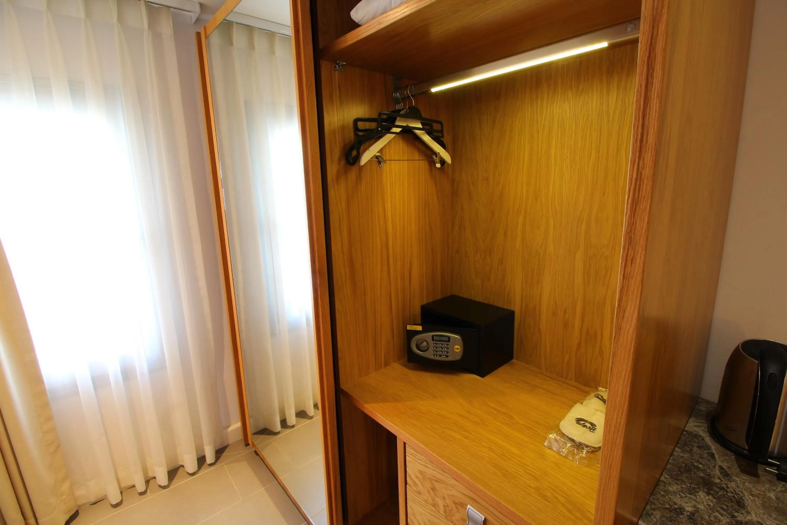 Coffee/tea facilities in The Losh Hotel