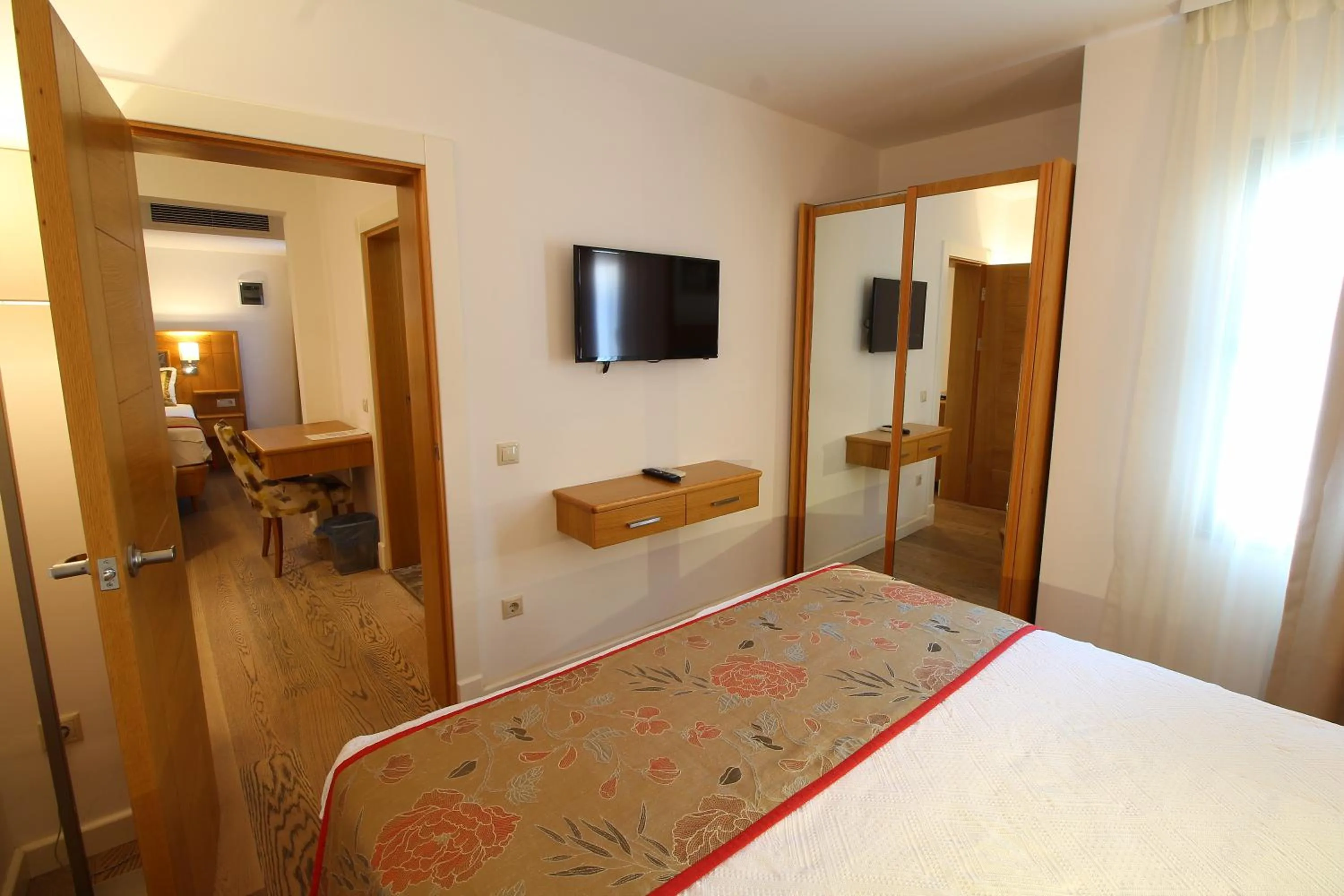 Communal lounge/ TV room, Bed in The Losh Hotel