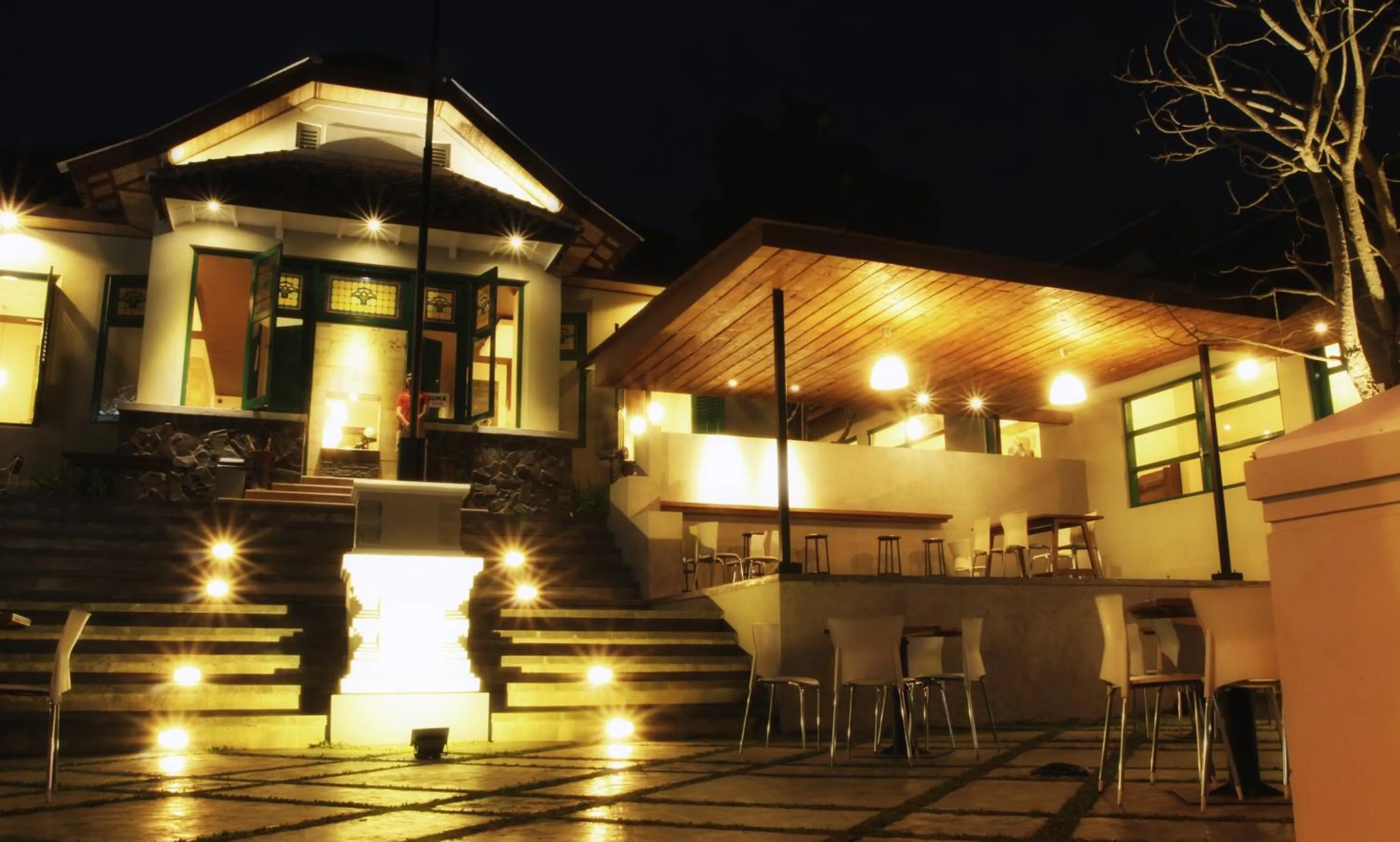 Restaurant/places to eat in Tetirah Boutique Hotel Salatiga