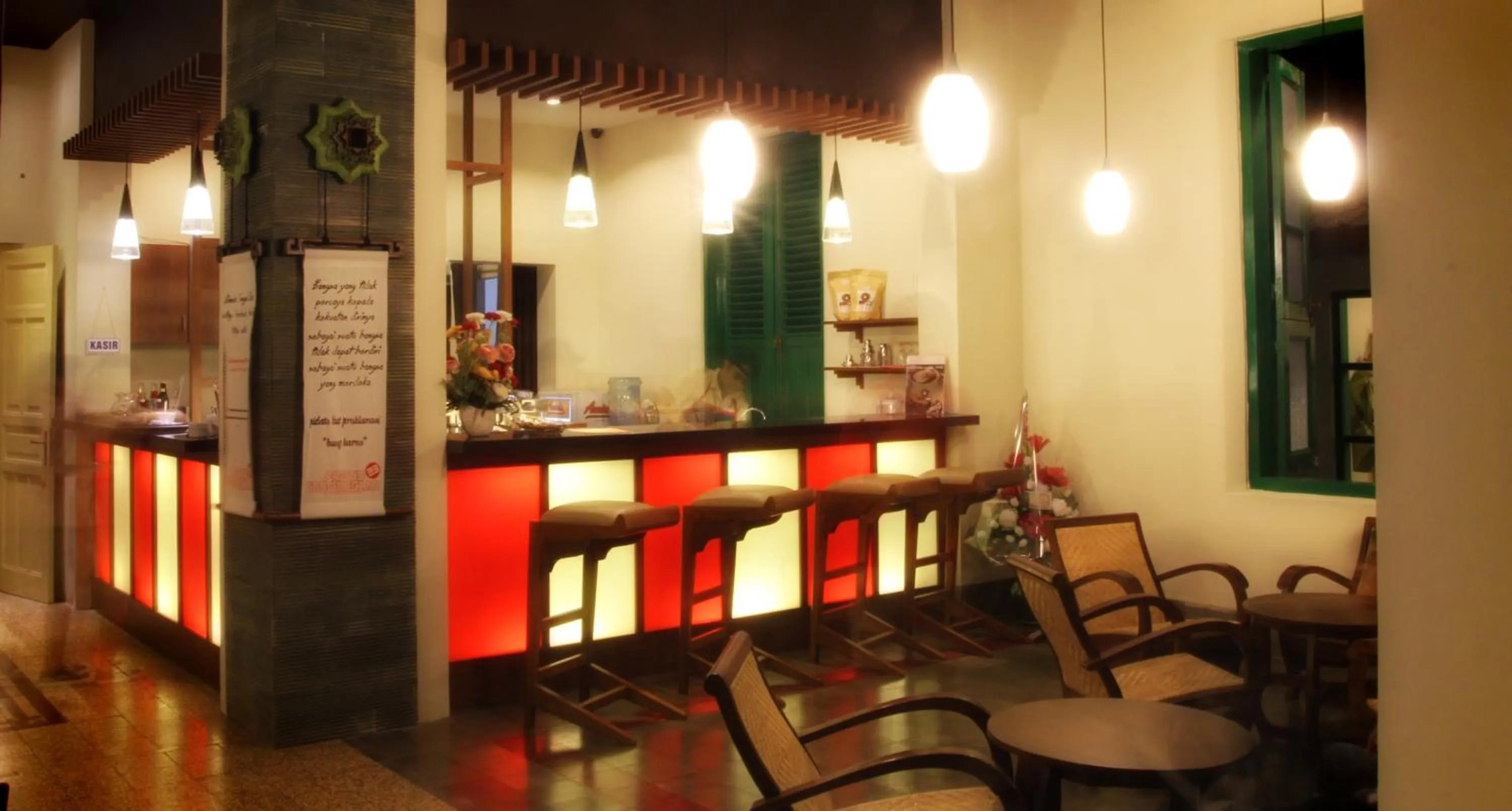Restaurant/places to eat in Tetirah Boutique Hotel Salatiga