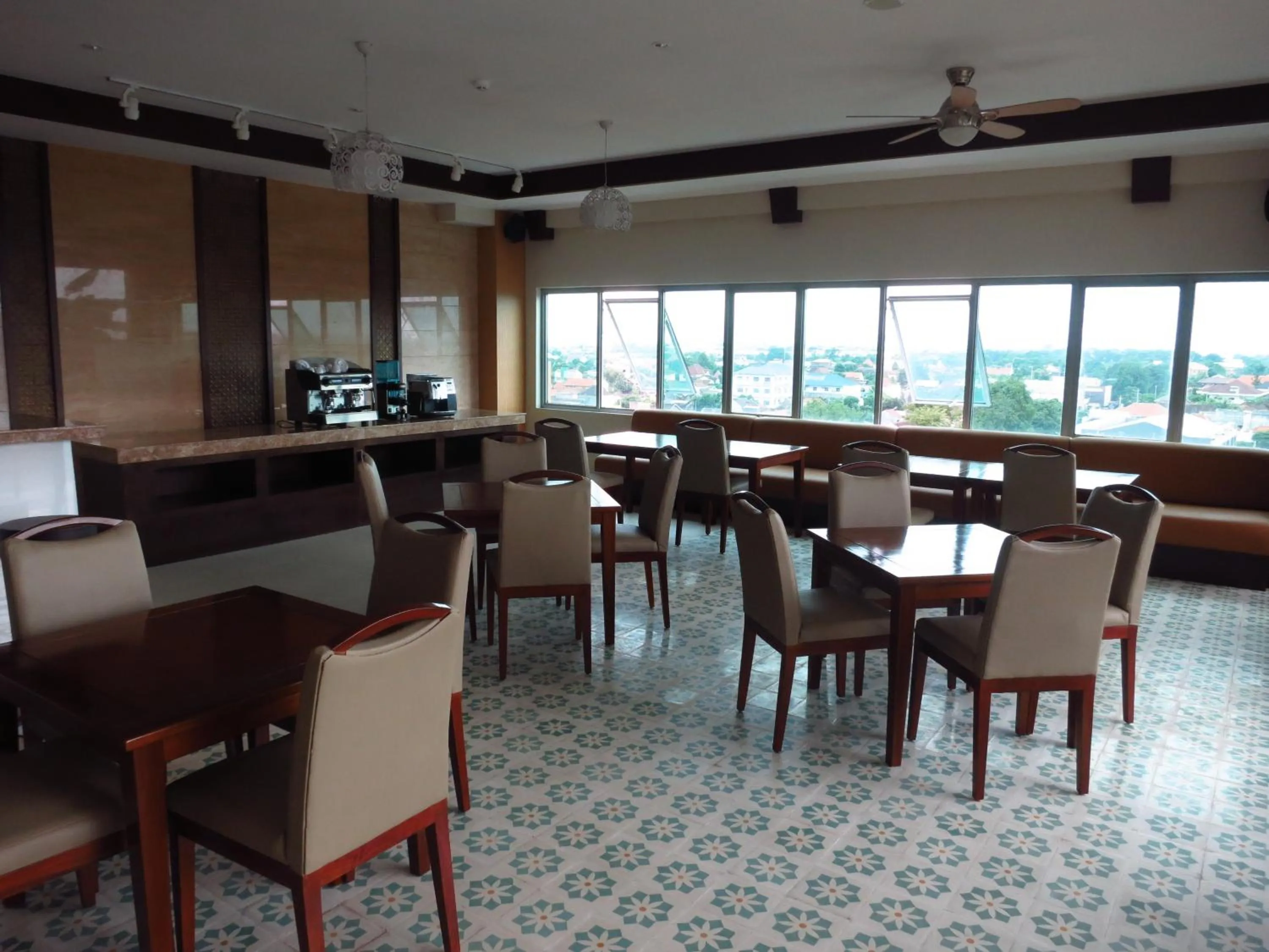 Restaurant/places to eat in Aston Solo Hotel