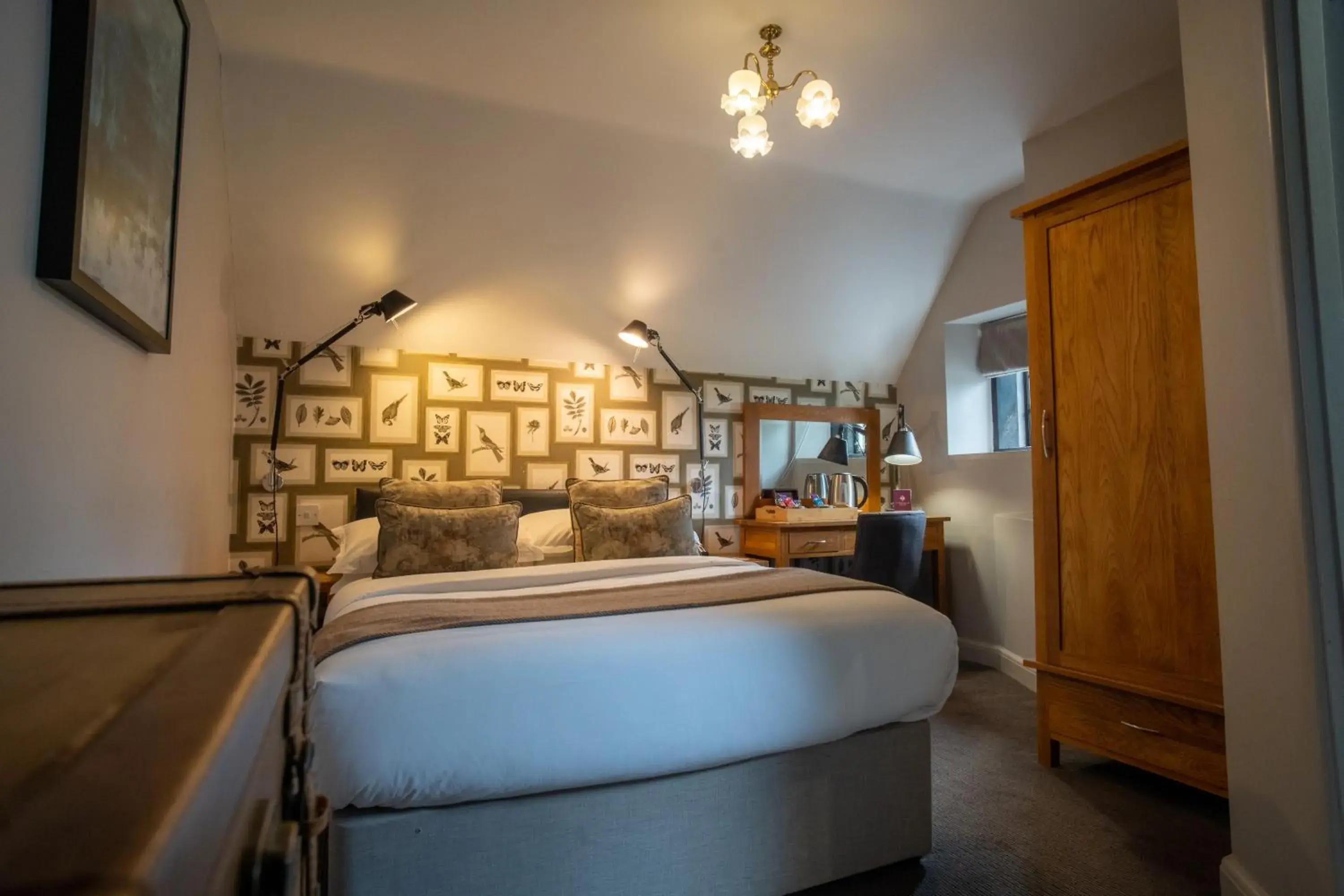 Cozy Double Room in Stonehouse Court Hotel - A Bespoke Hotel Cozy Double Room in Stonehouse Court Hotel - A Bespoke Hotel