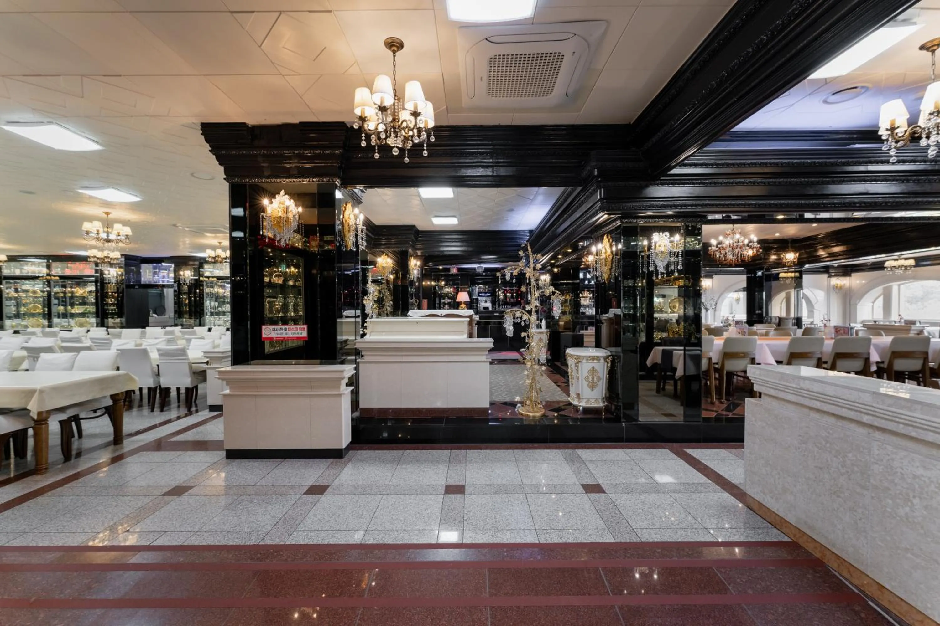 Restaurant/places to eat in Hotel Gaya