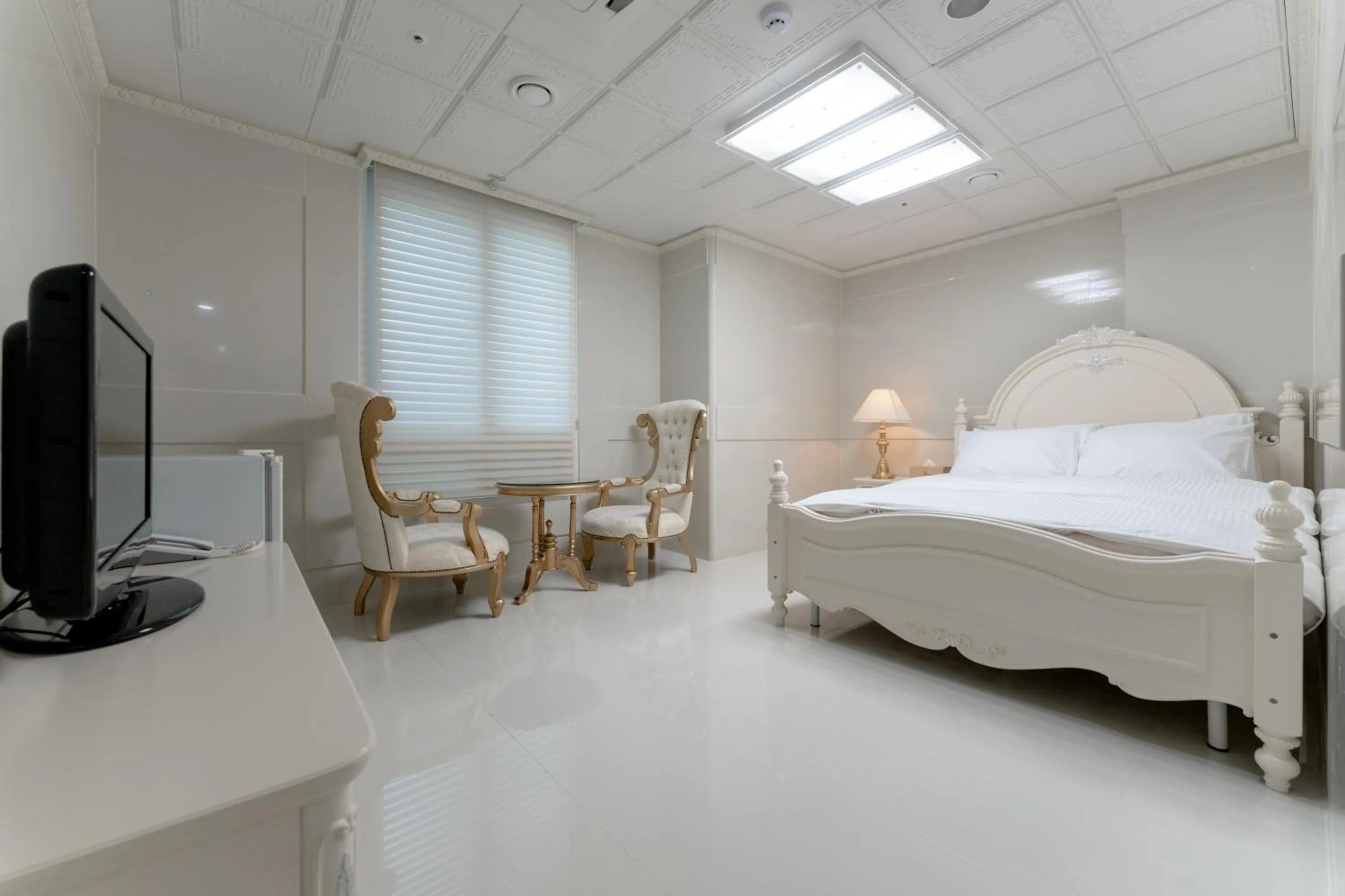 Bedroom, Bed in Hotel Gaya