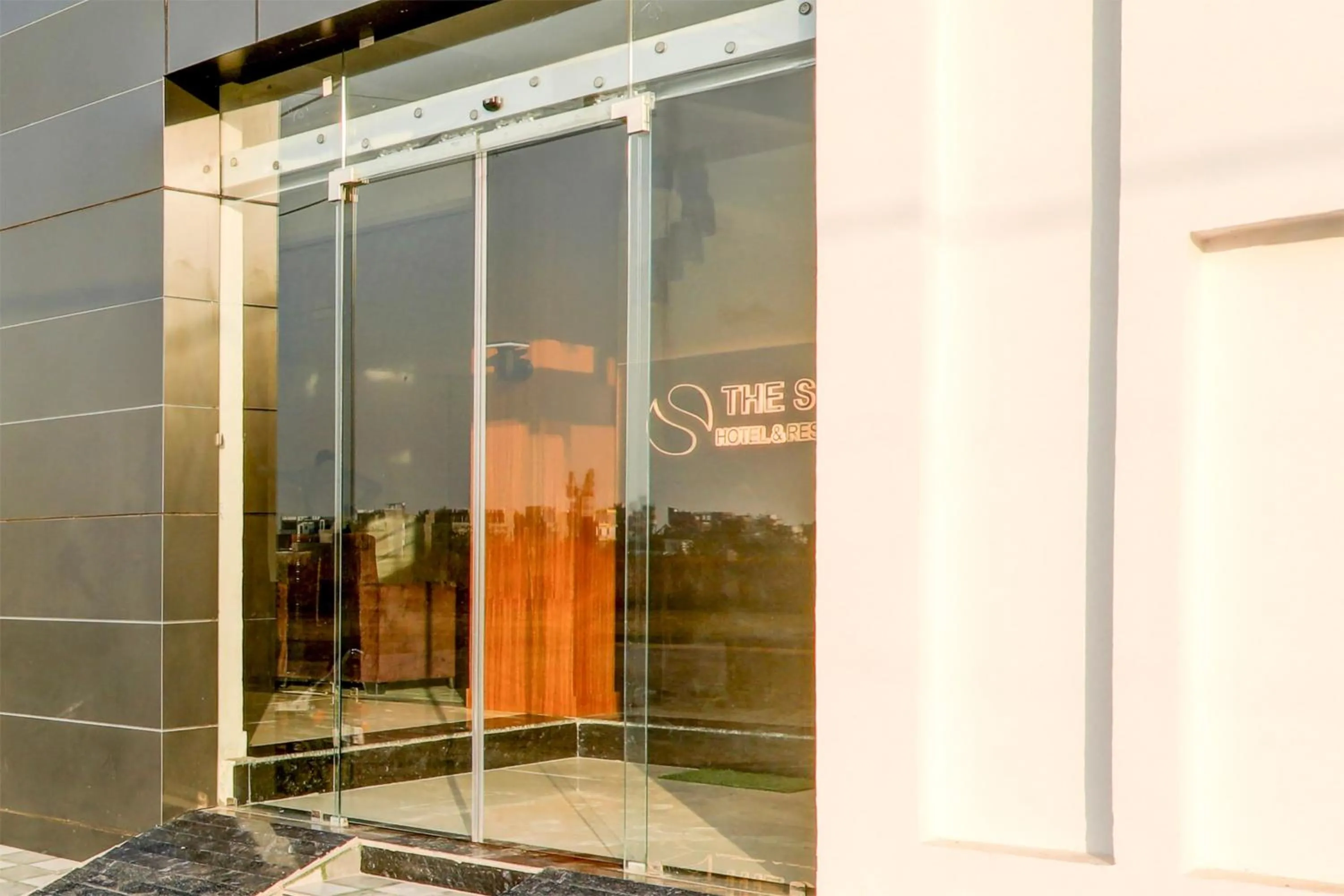 Facade/entrance in Hotel O The Suite