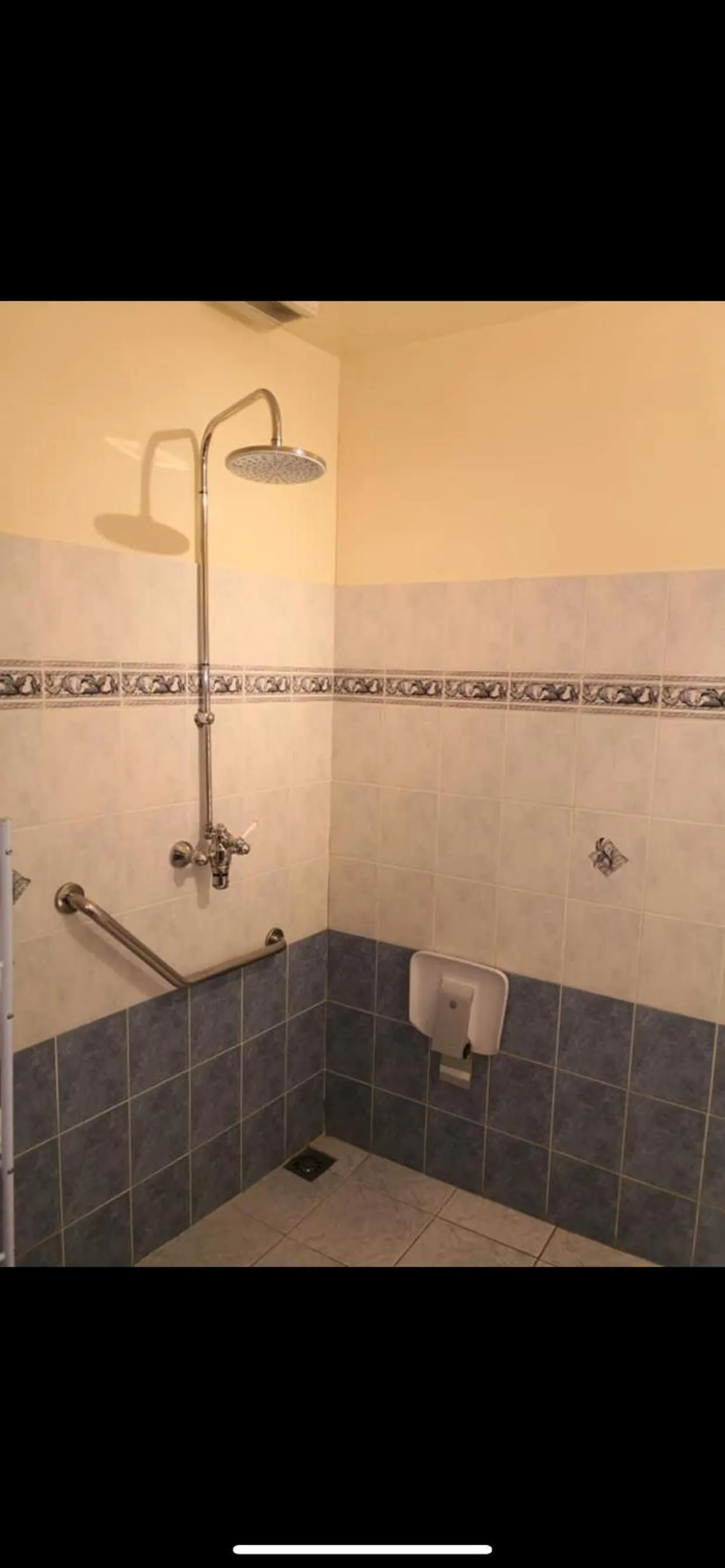 Shower in AUBERGE DU JEU D'ARC