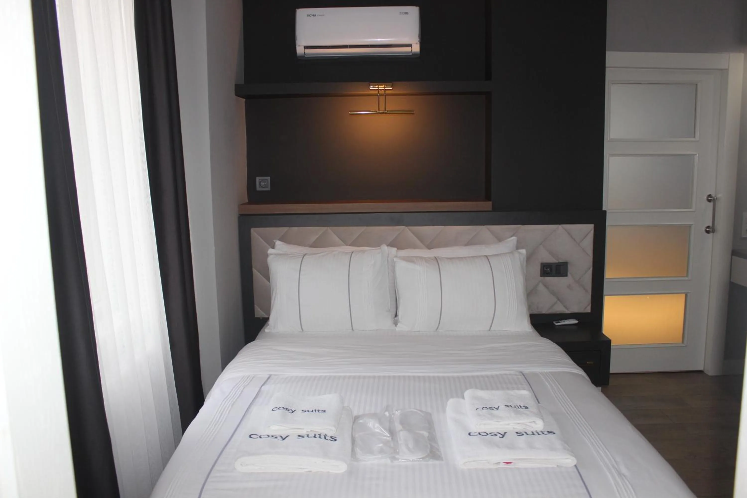 Photo of the whole room, Bed in Cosy Suite