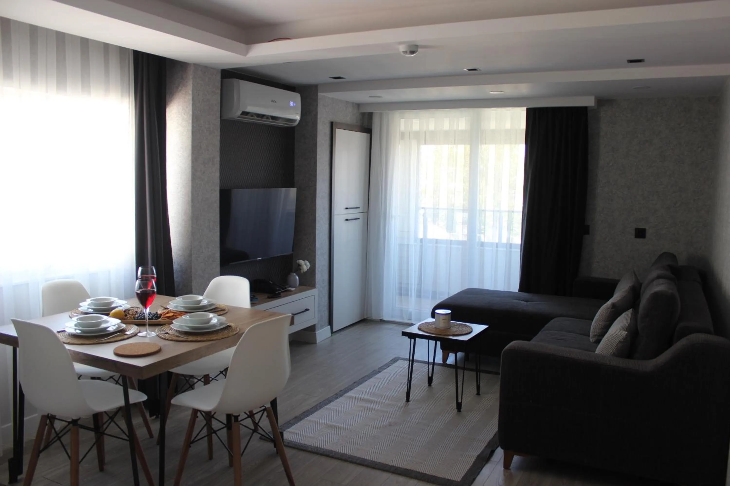 Communal lounge/ TV room in Cosy Suite