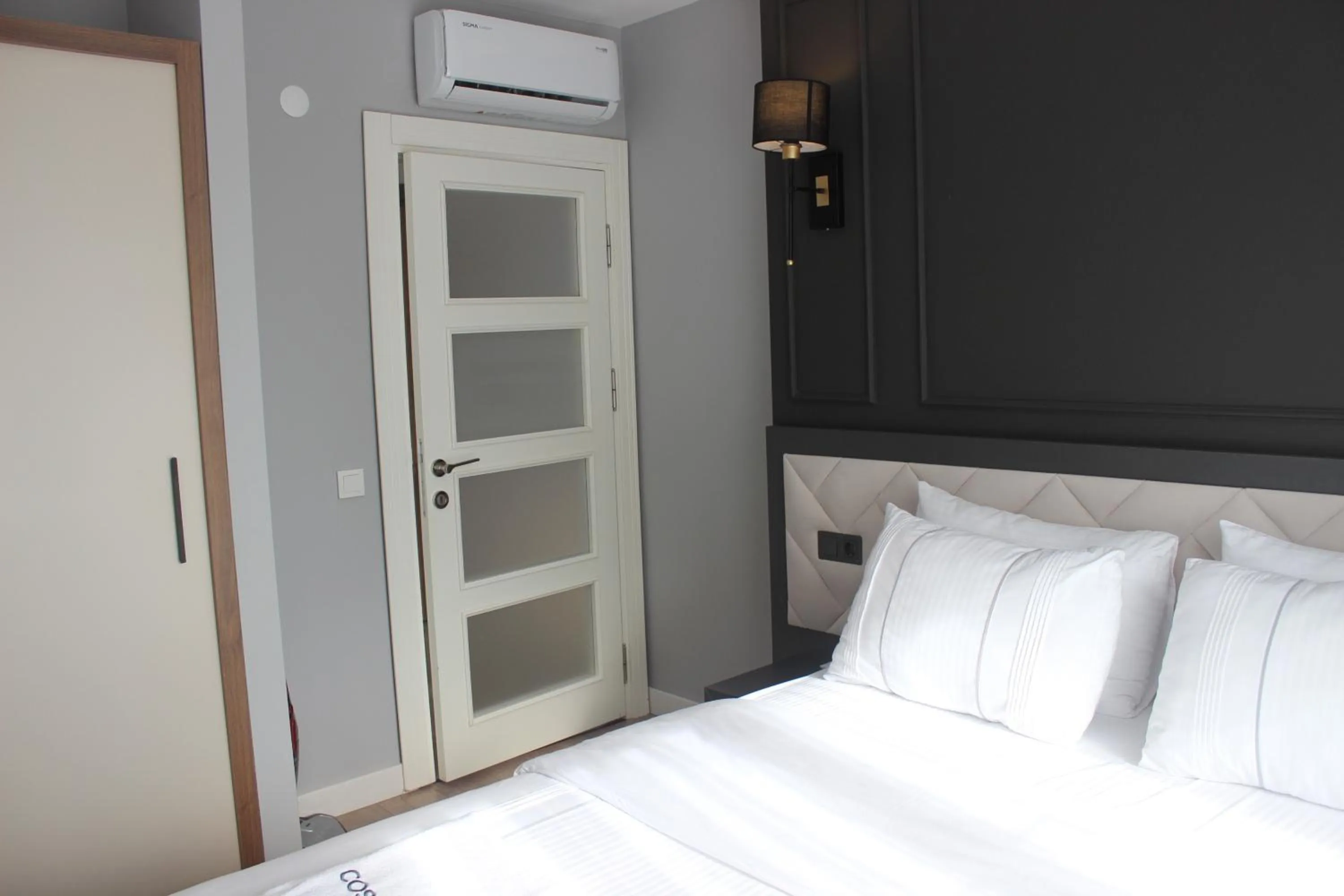 air conditioner, Bed in Cosy Suite