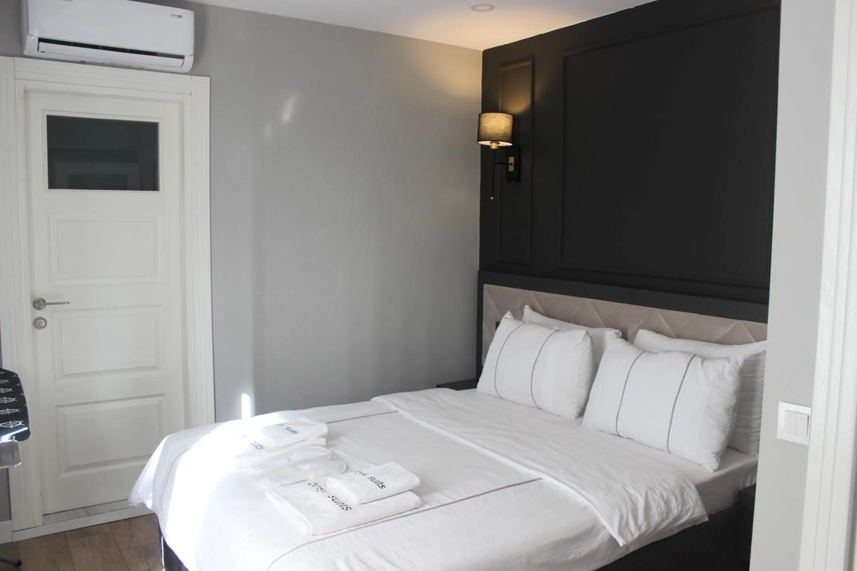 Bedroom, Bed in Cosy Suite