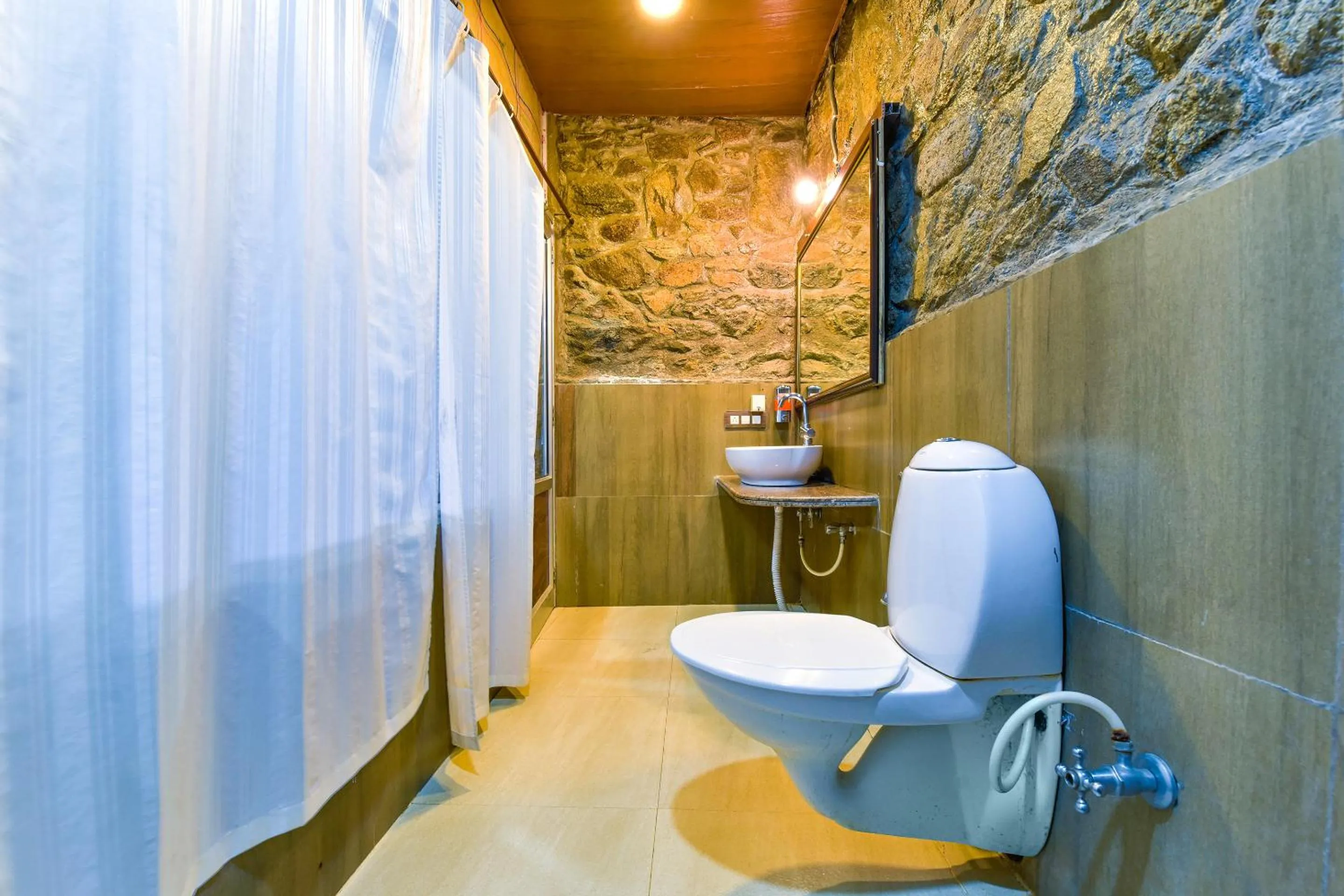 Bathroom in Castlle Rock, Mount Abu