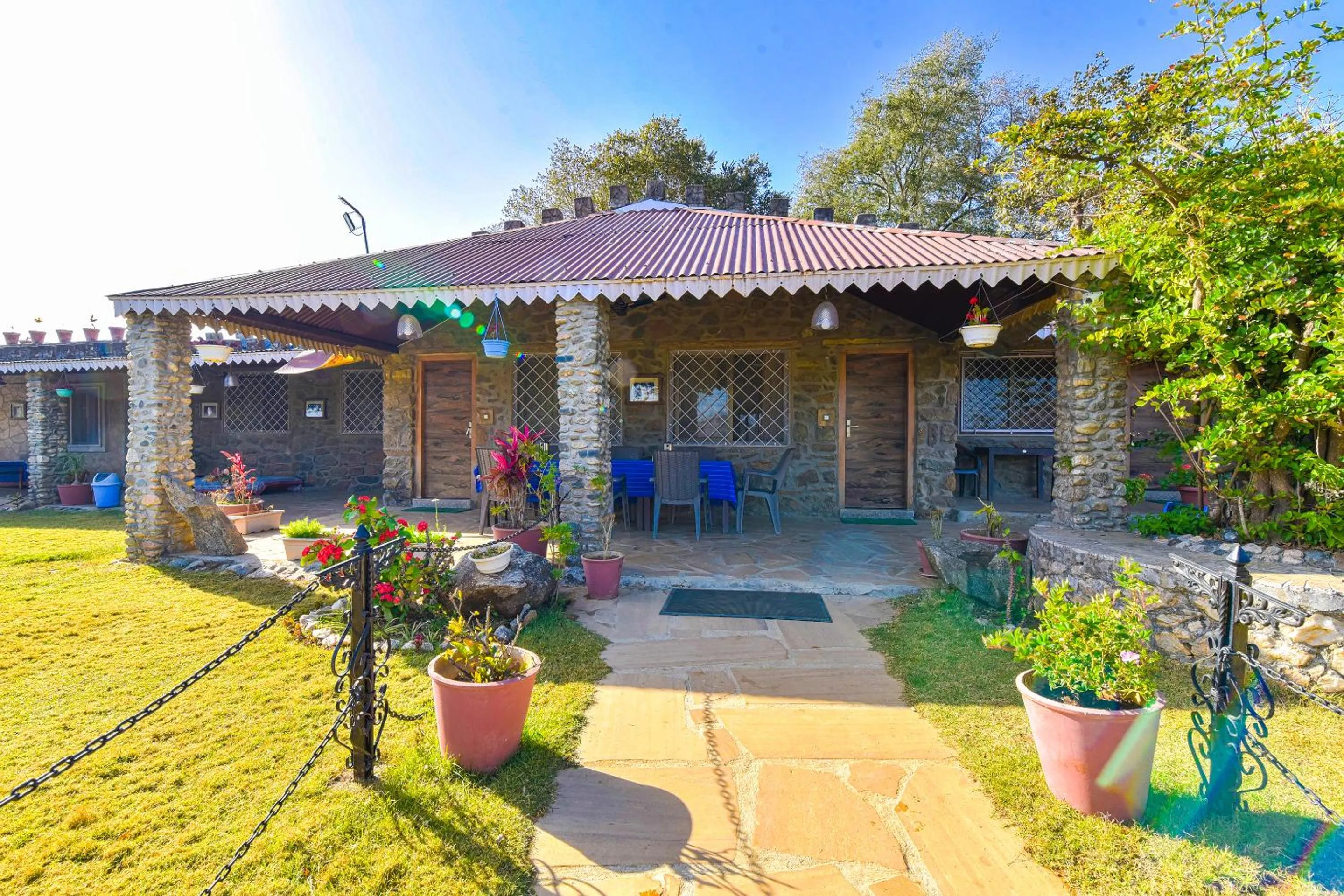 Restaurant/places to eat in Castlle Rock, Mount Abu