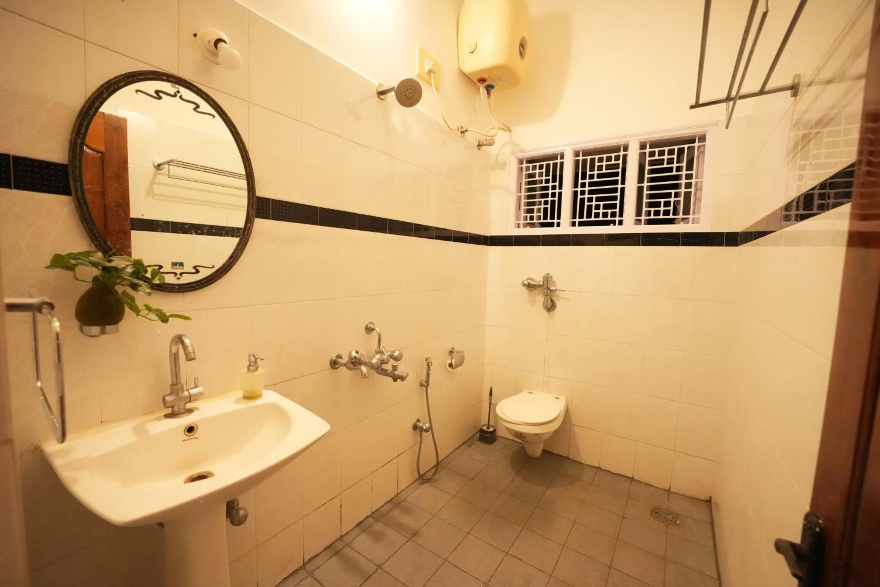 Shower in Palace Hostel by Borrbo