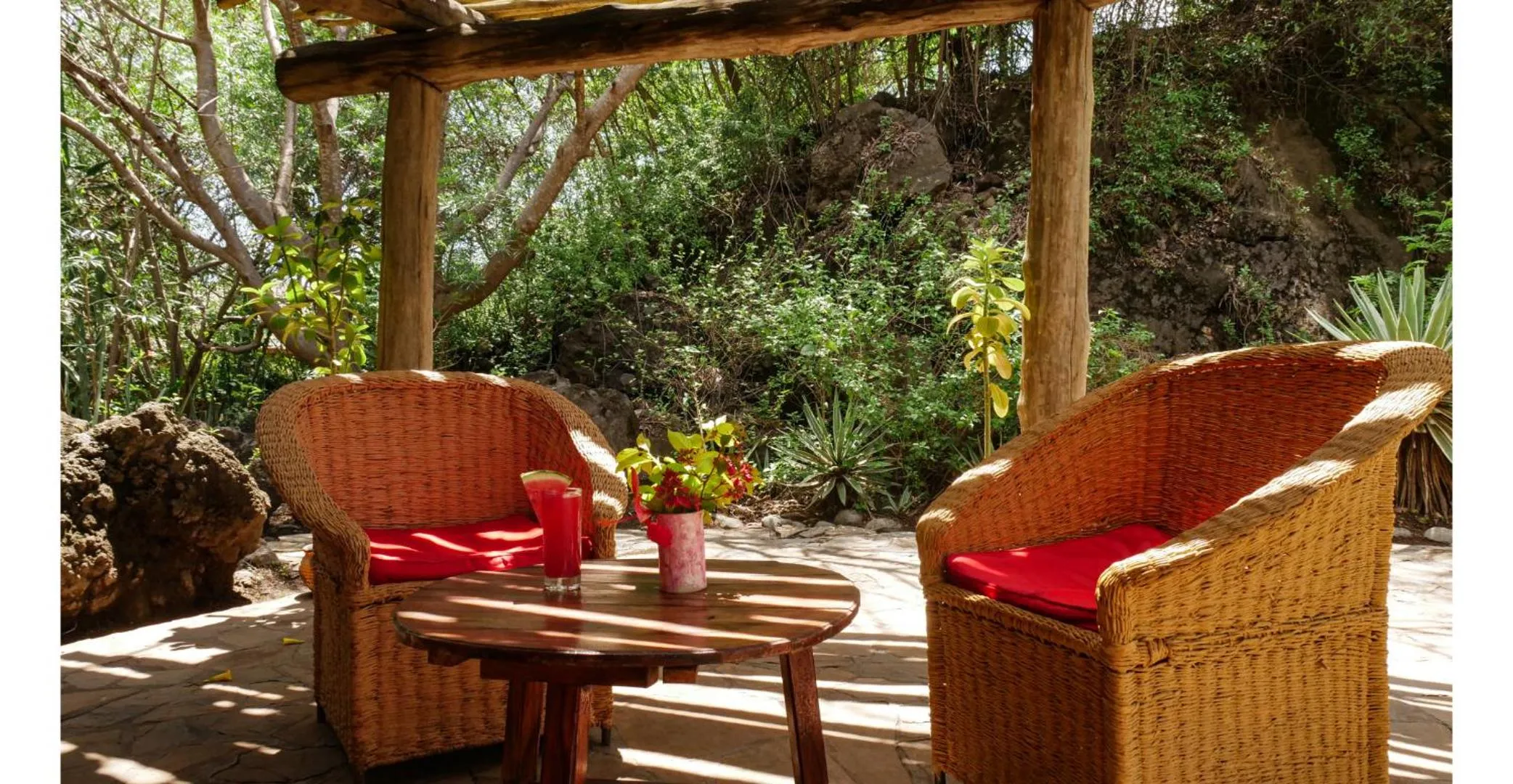 Restaurant/places to eat in Kia Airport Lodge