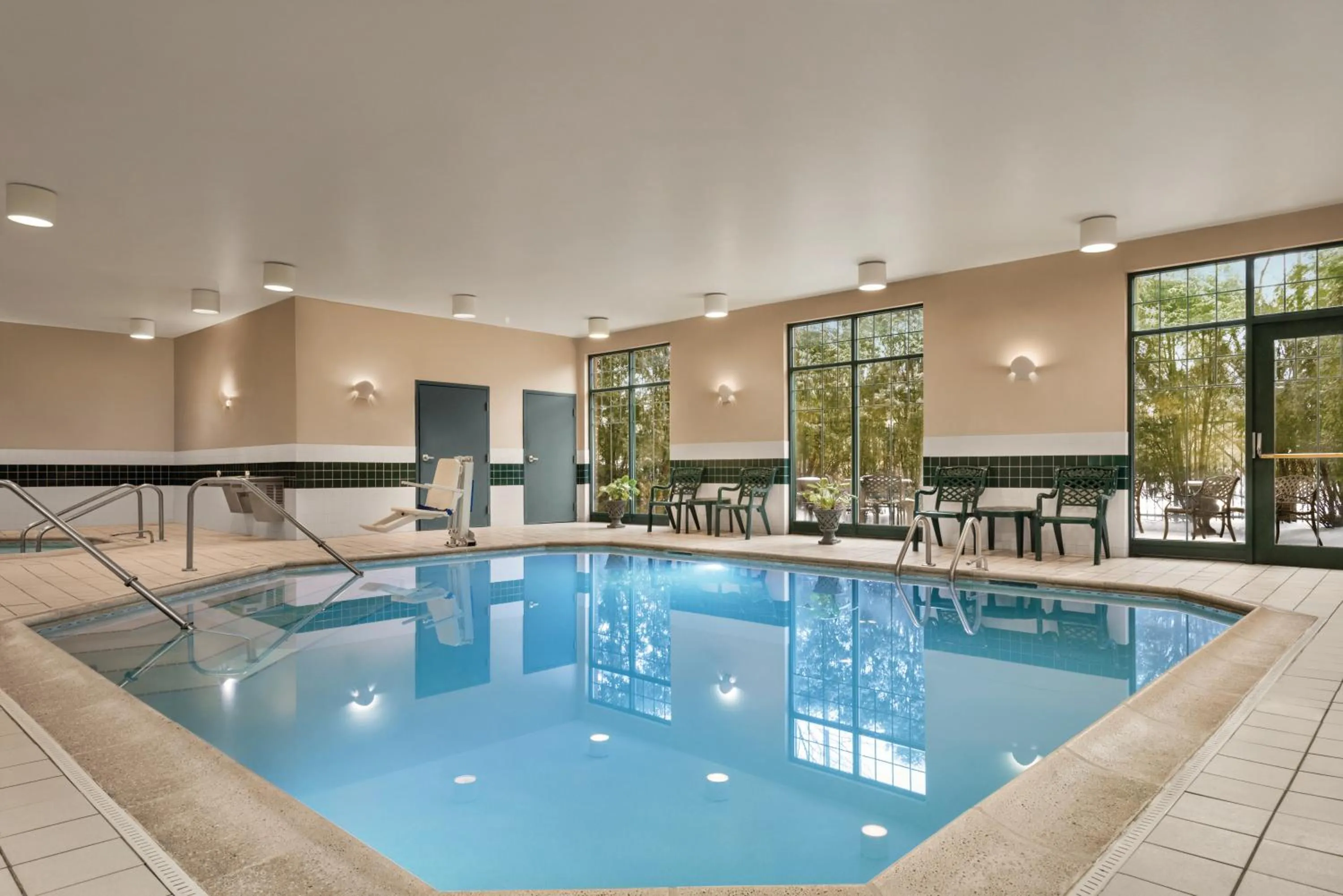 Swimming pool in Country Inn & Suites by Radisson, Schaumburg, IL
