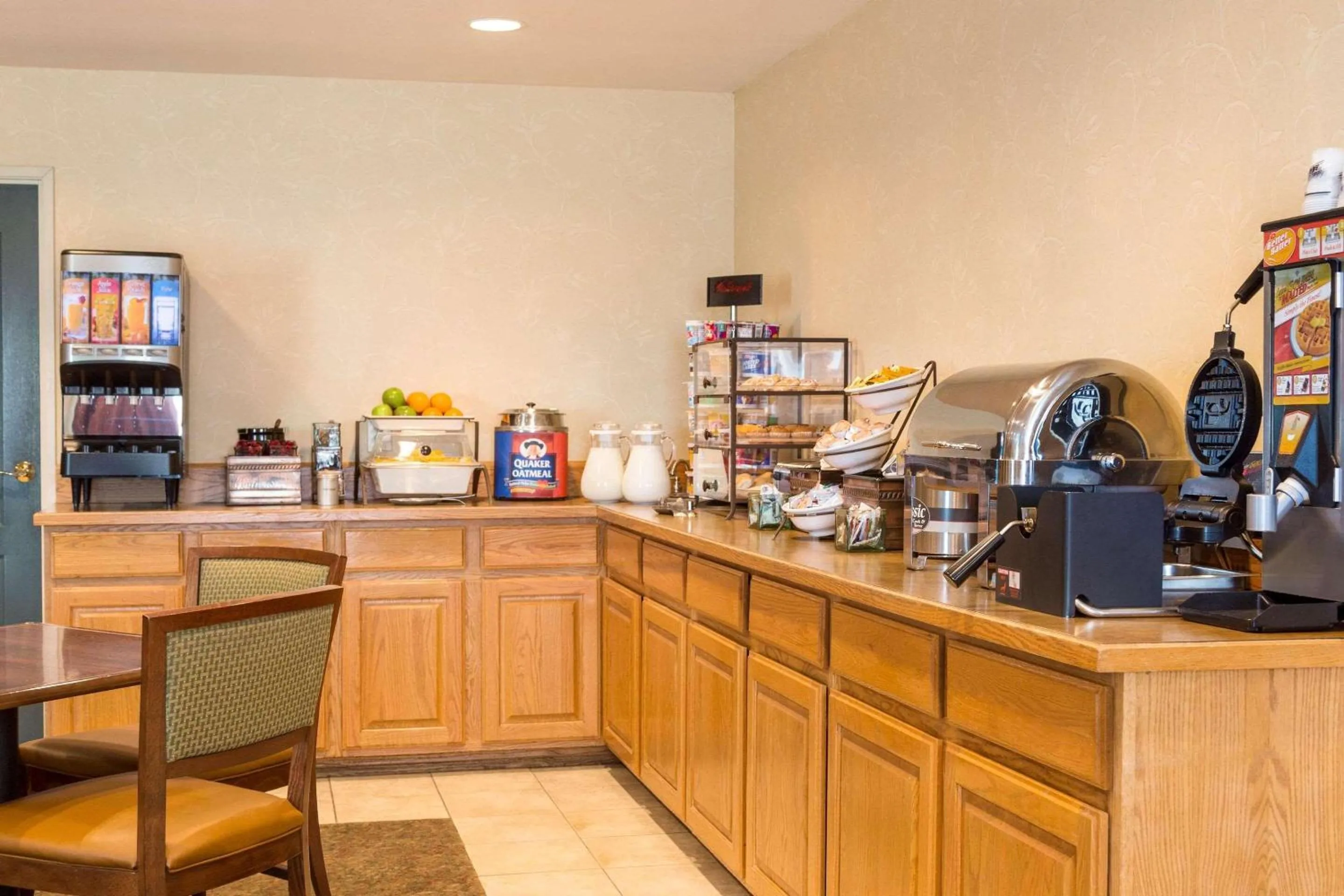 Breakfast in Country Inn & Suites by Radisson, Nevada, MO