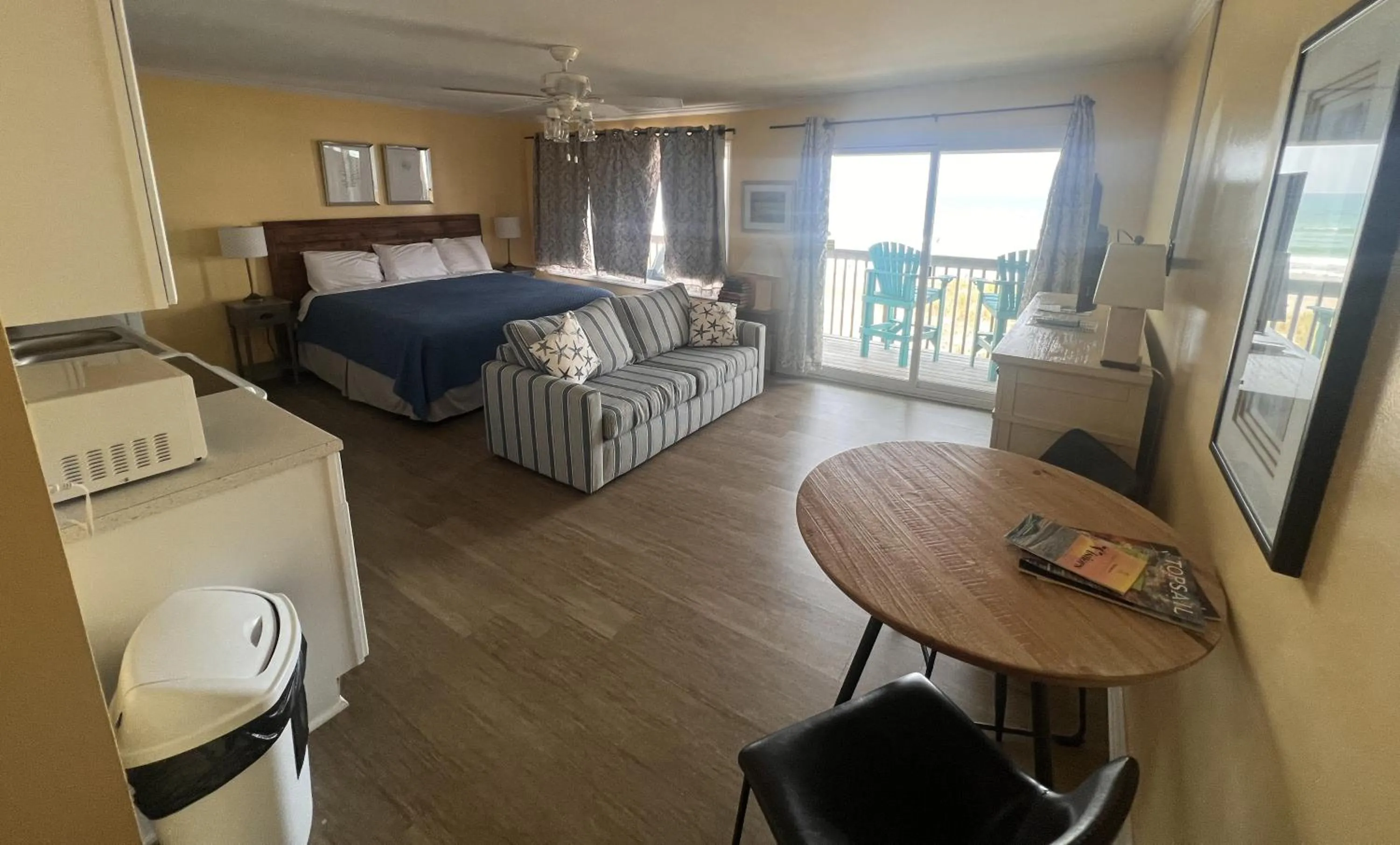 Photo of the whole room, Bed in Sea Vista Motel
