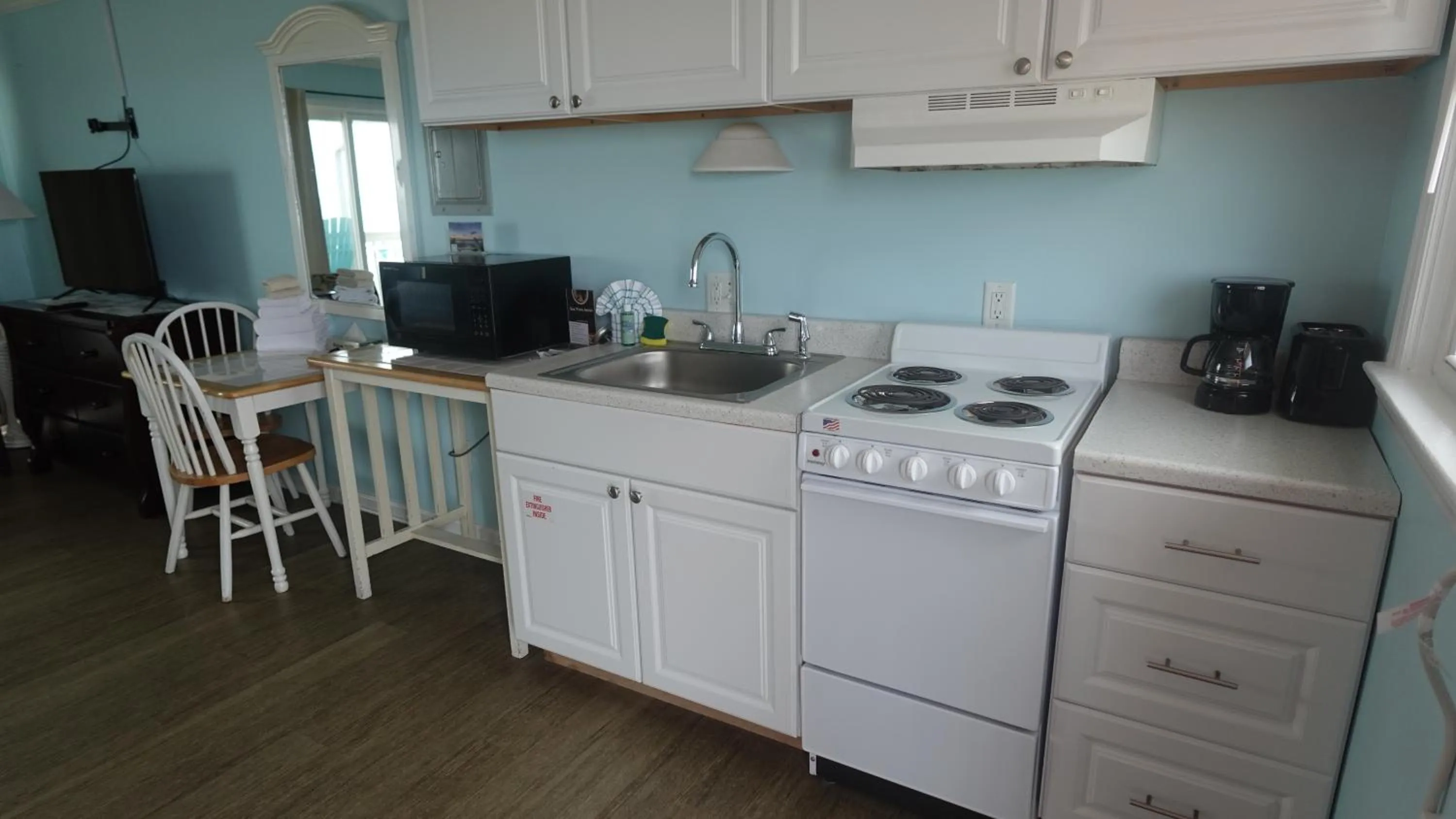 Kitchen or kitchenette in Sea Vista Motel