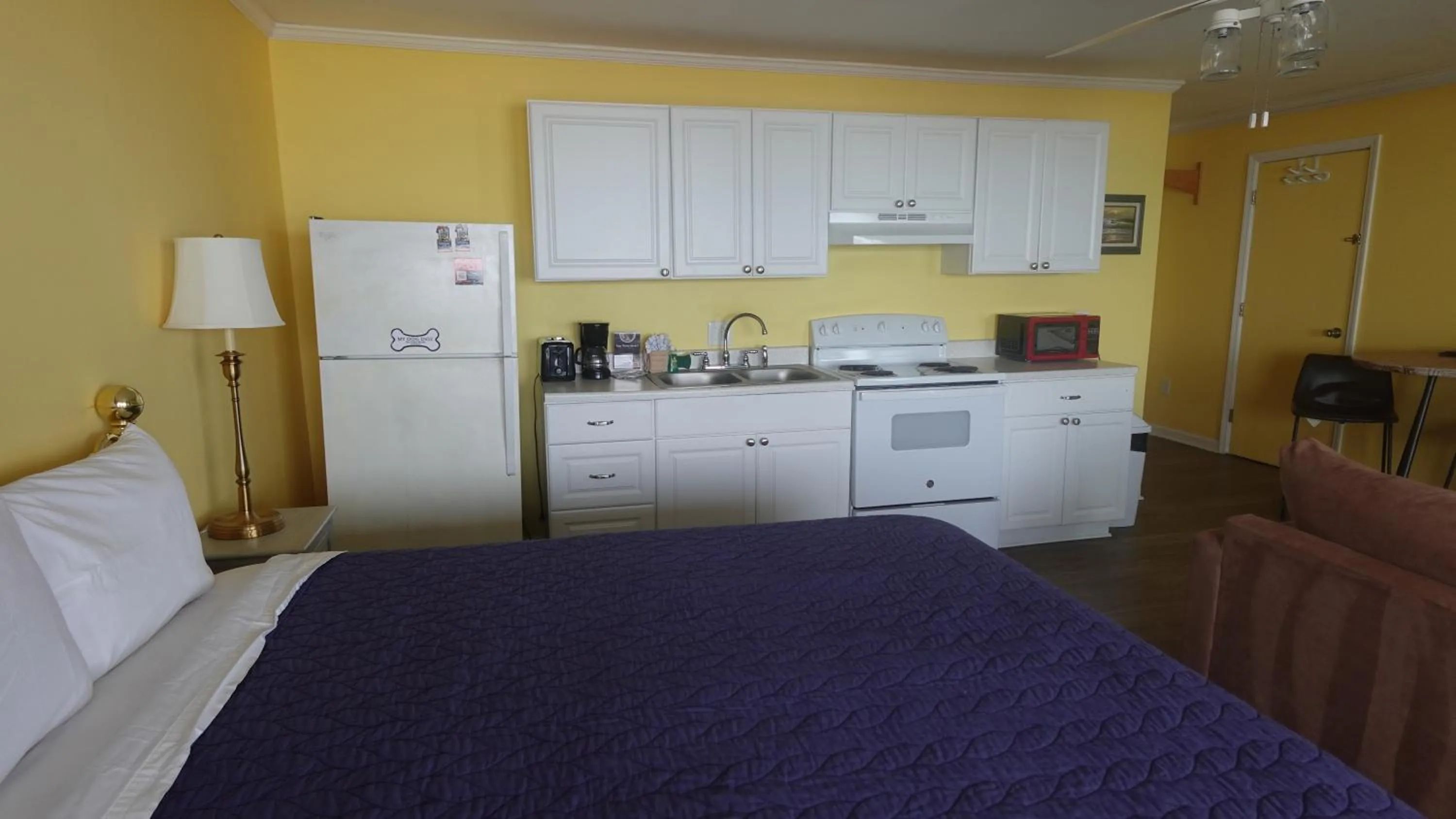 Kitchen or kitchenette, Bed in Sea Vista Motel