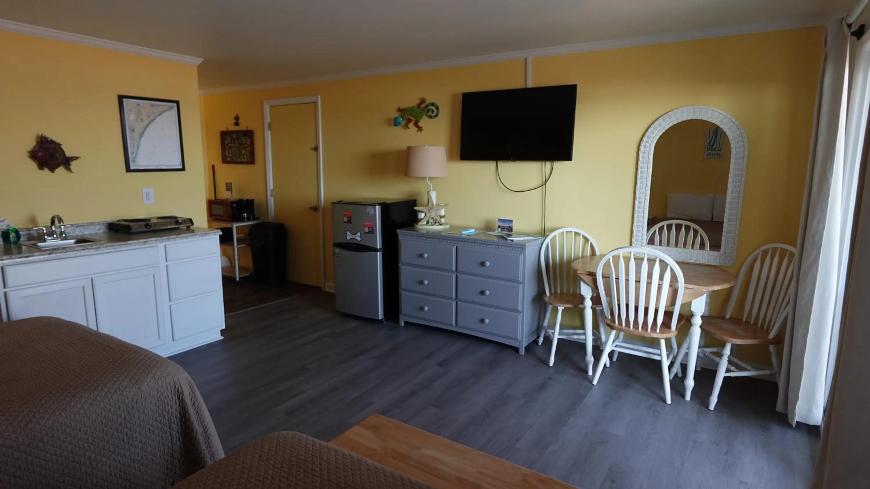 TV and multimedia in Sea Vista Motel