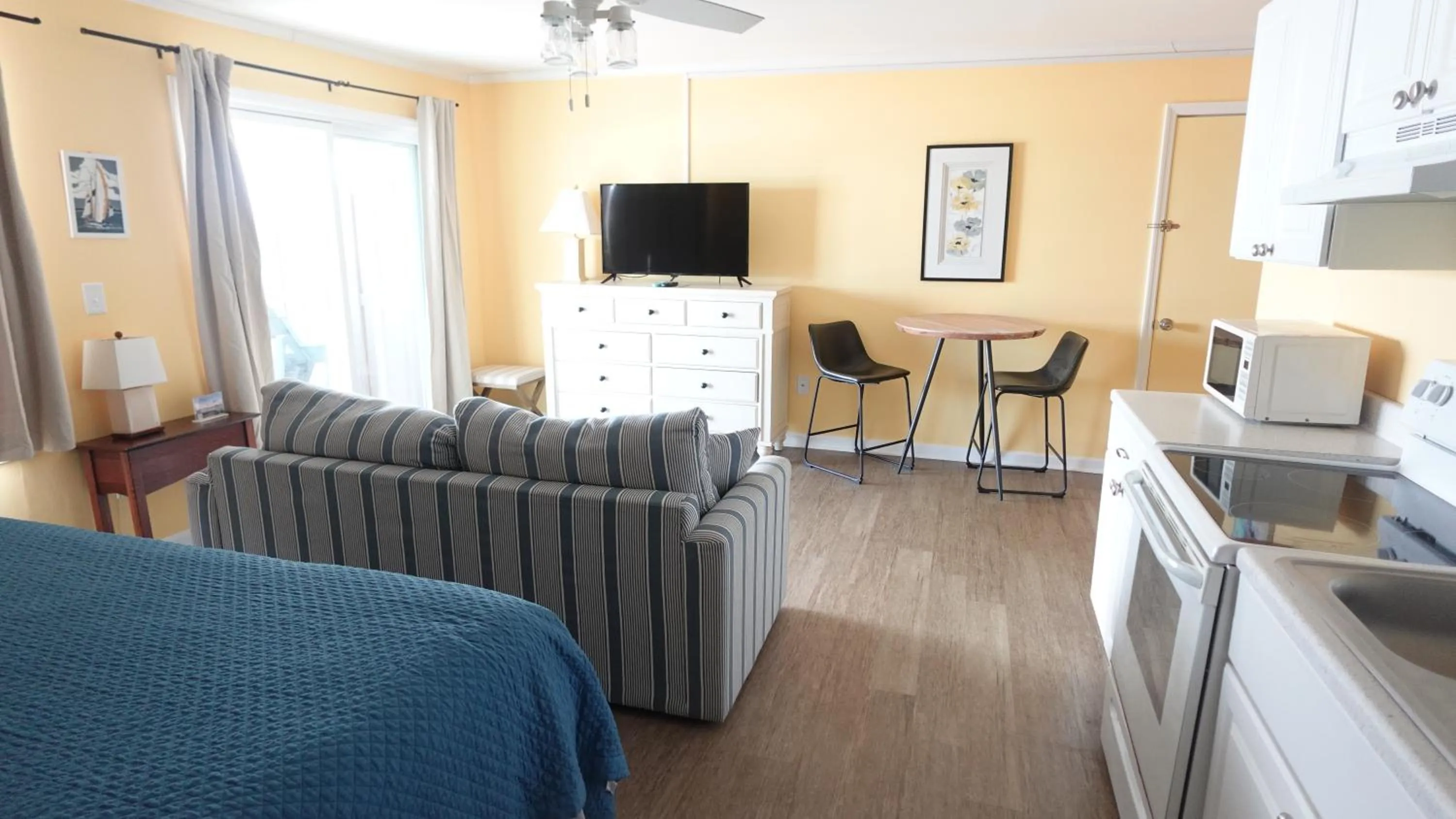 TV and multimedia in Sea Vista Motel