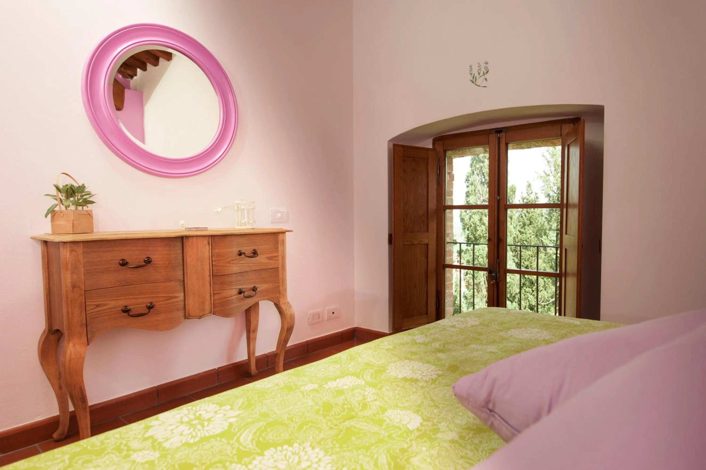 Decorative detail, Bed in Antico Granaione