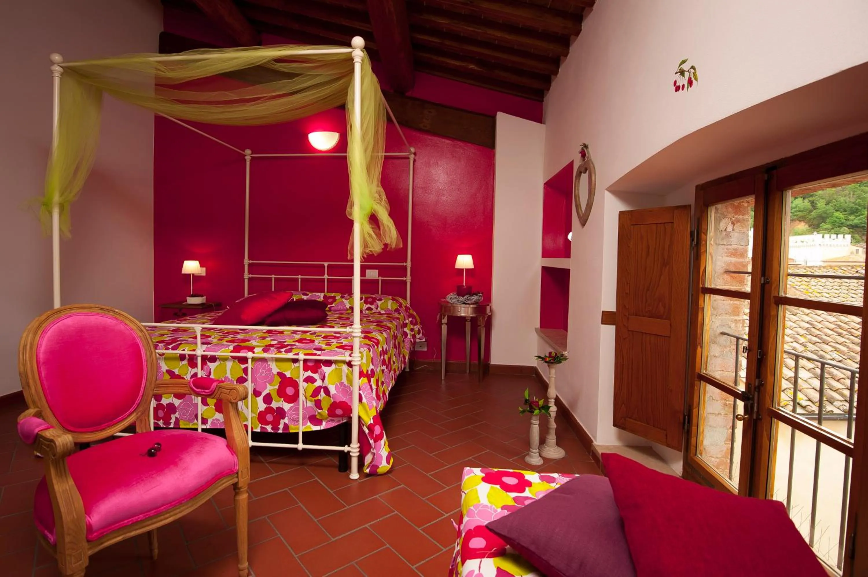 Decorative detail, Bed in Antico Granaione