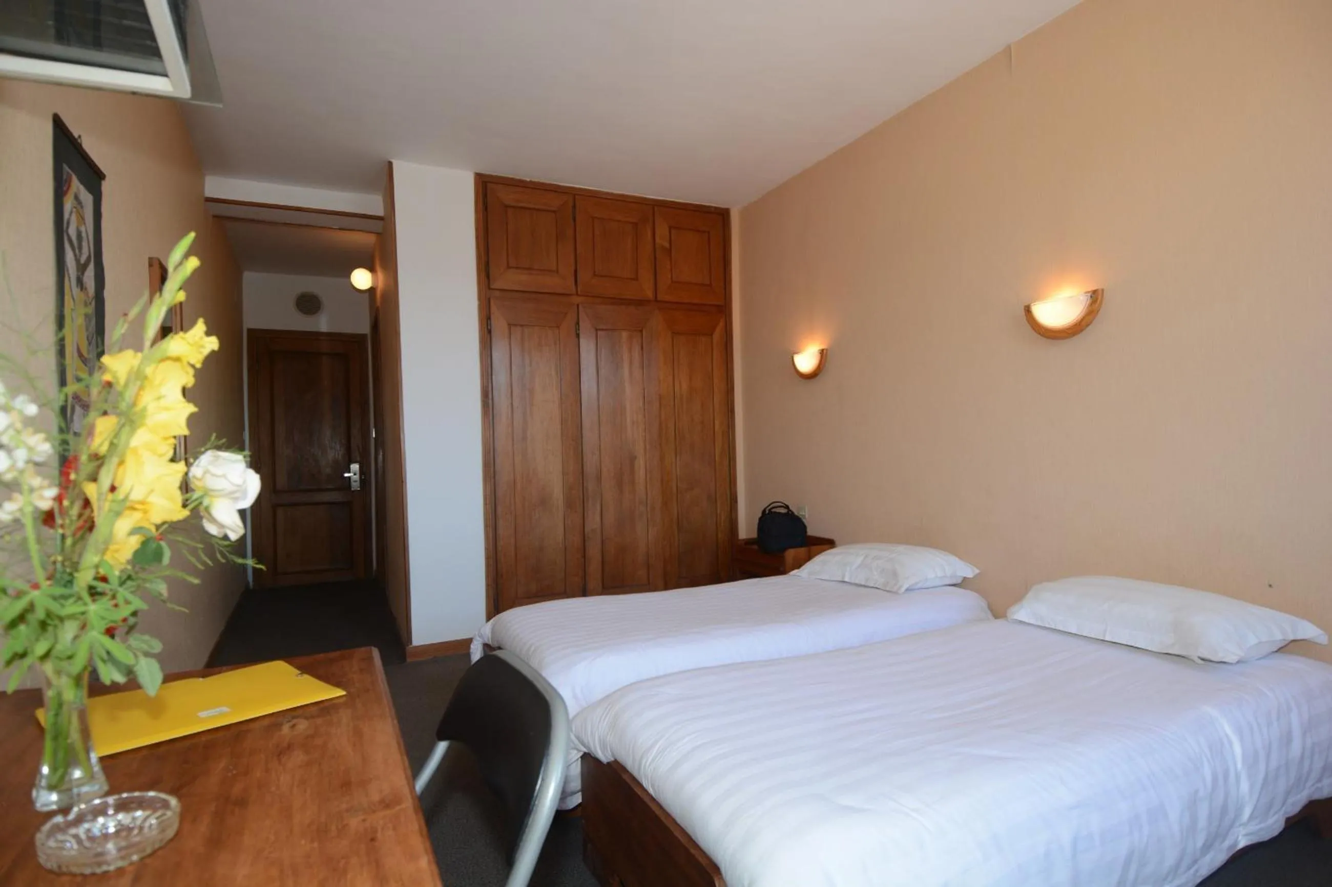 Twin Room in Aina Hôtel