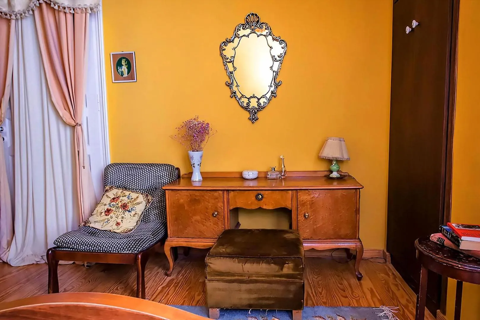 Photo of the whole room in Athens Quinta