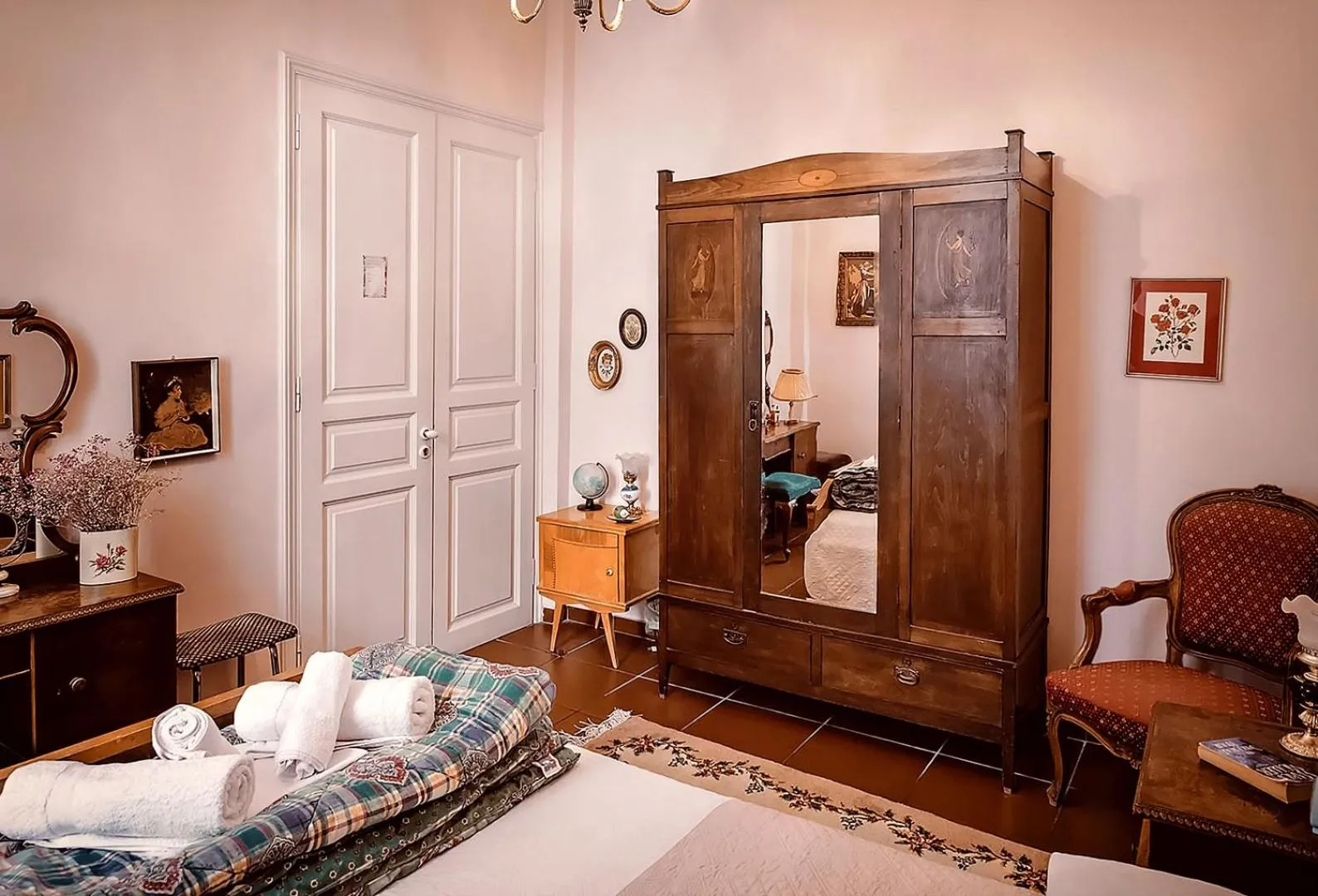 Photo of the whole room, Bed in Athens Quinta