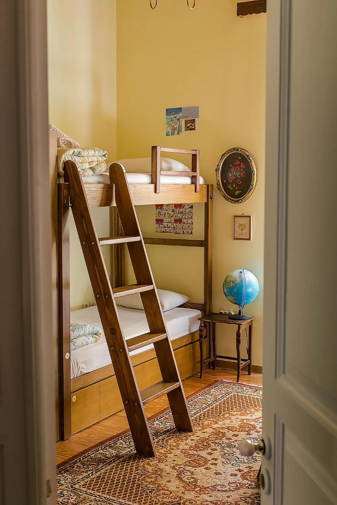 bunk bed, Bed in Athens Quinta