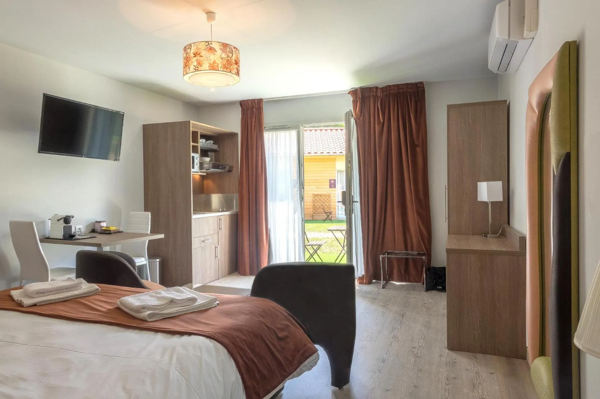 Bedroom, Bed in Hôtel Domaine des Pierres Dorées