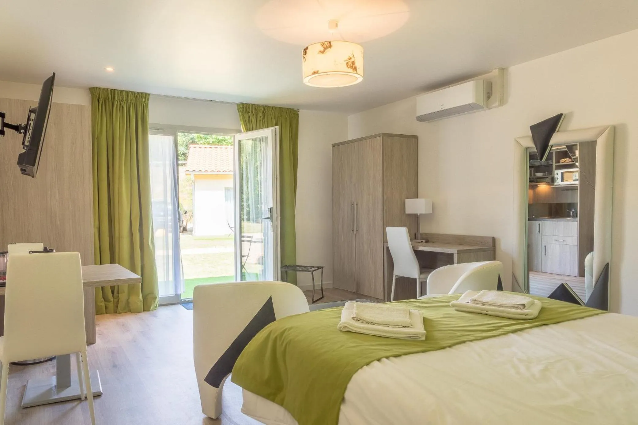 Bedroom, Bed in Hôtel Domaine des Pierres Dorées